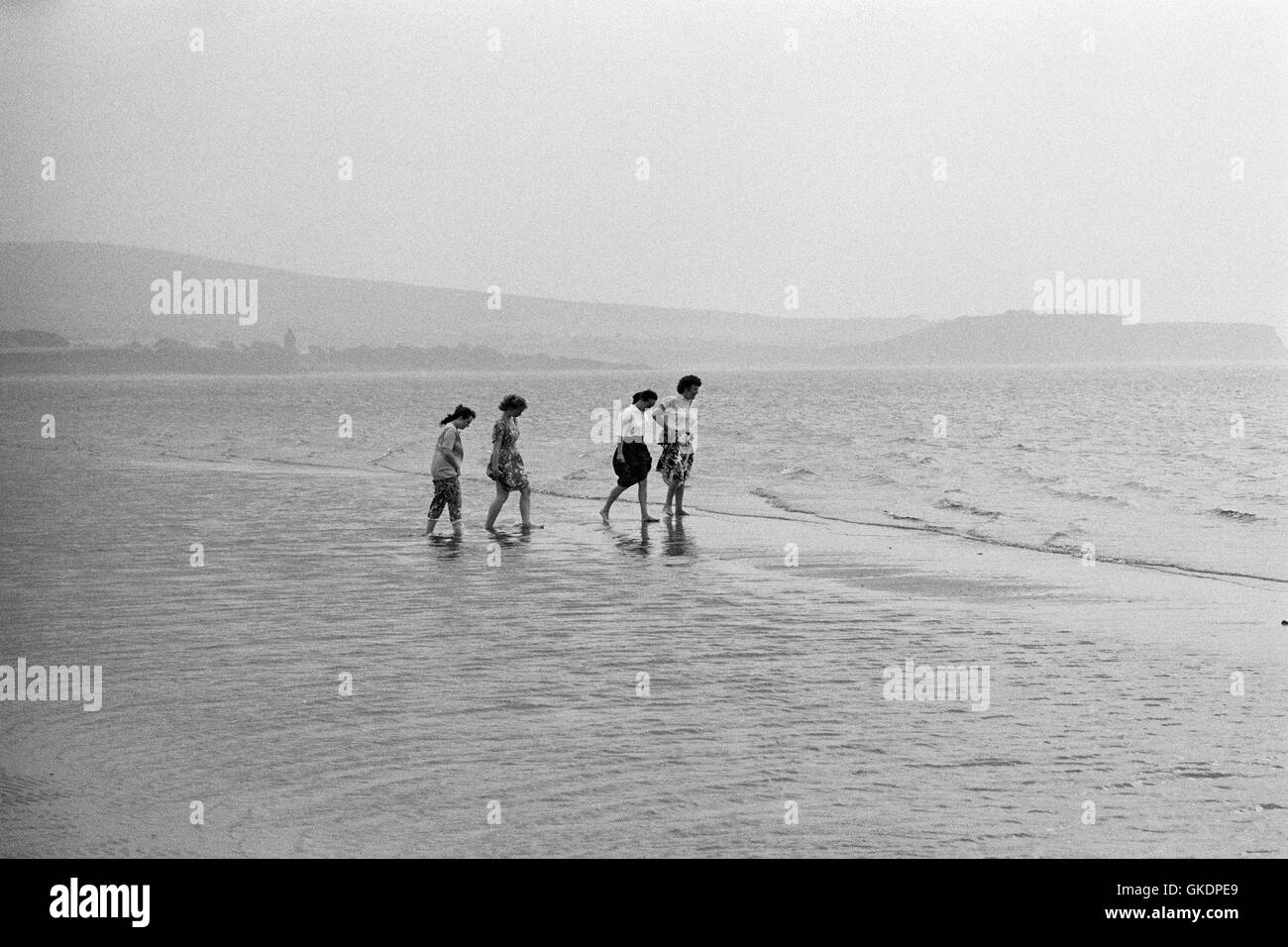 Frauen Paddeln in Ayr Strand an einem sommerlichen Abend Stockfoto