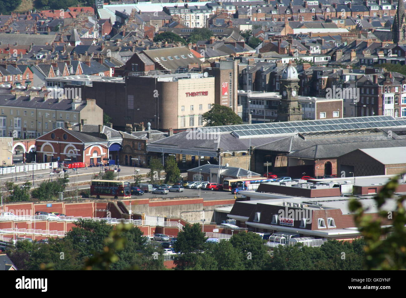 Scarborough Odeon und Bahnhof Stockfoto