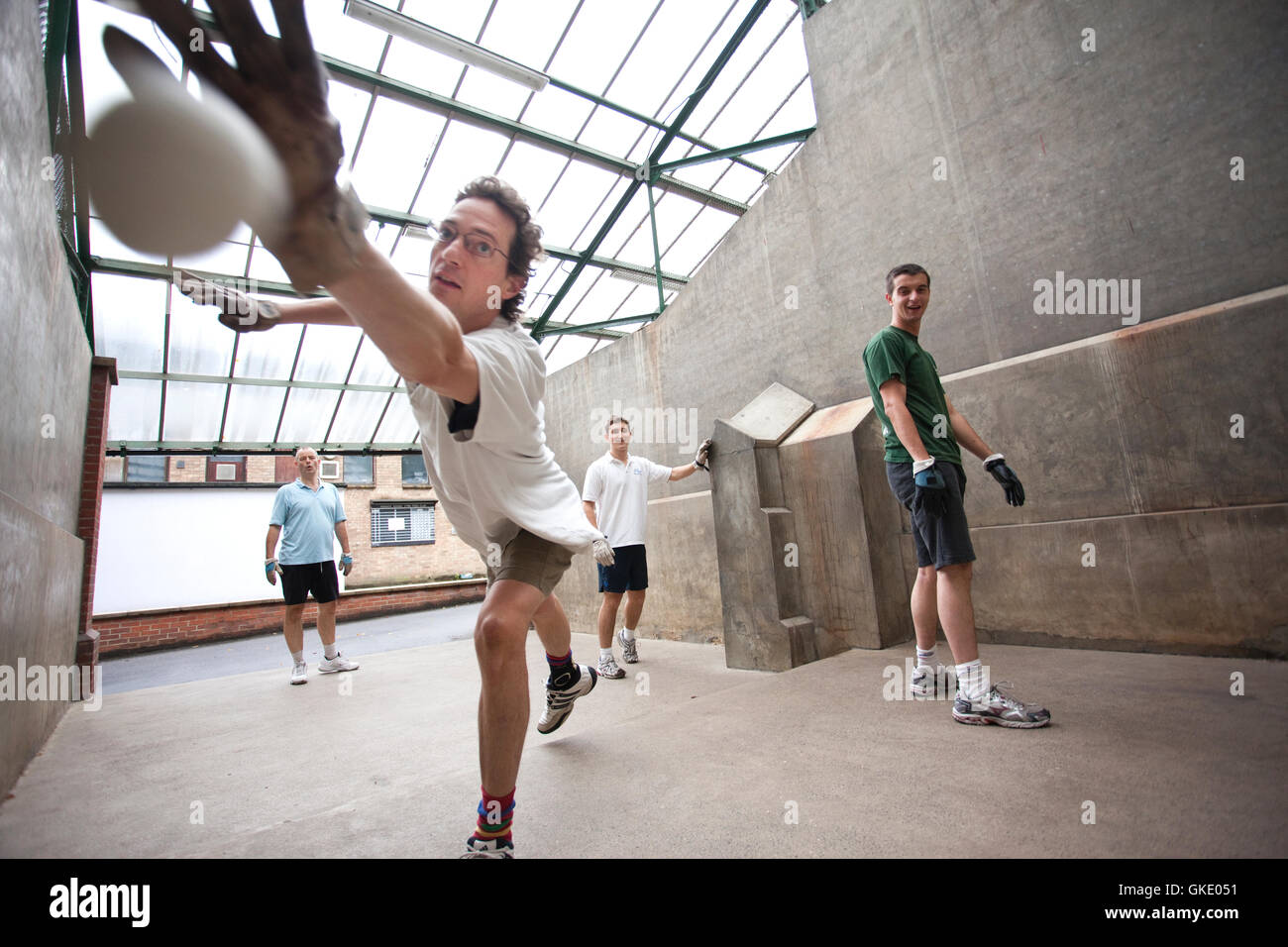 Eton Fives, Handball Spiel für zwei Teams von zwei Handschuh tragen Spieler entwickelt ursprünglich am Eton College, England, UK Stockfoto