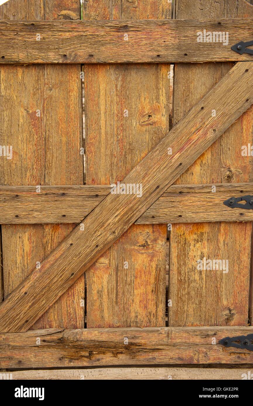 Altes Holztor mit schwarzen Bändern Stockfoto