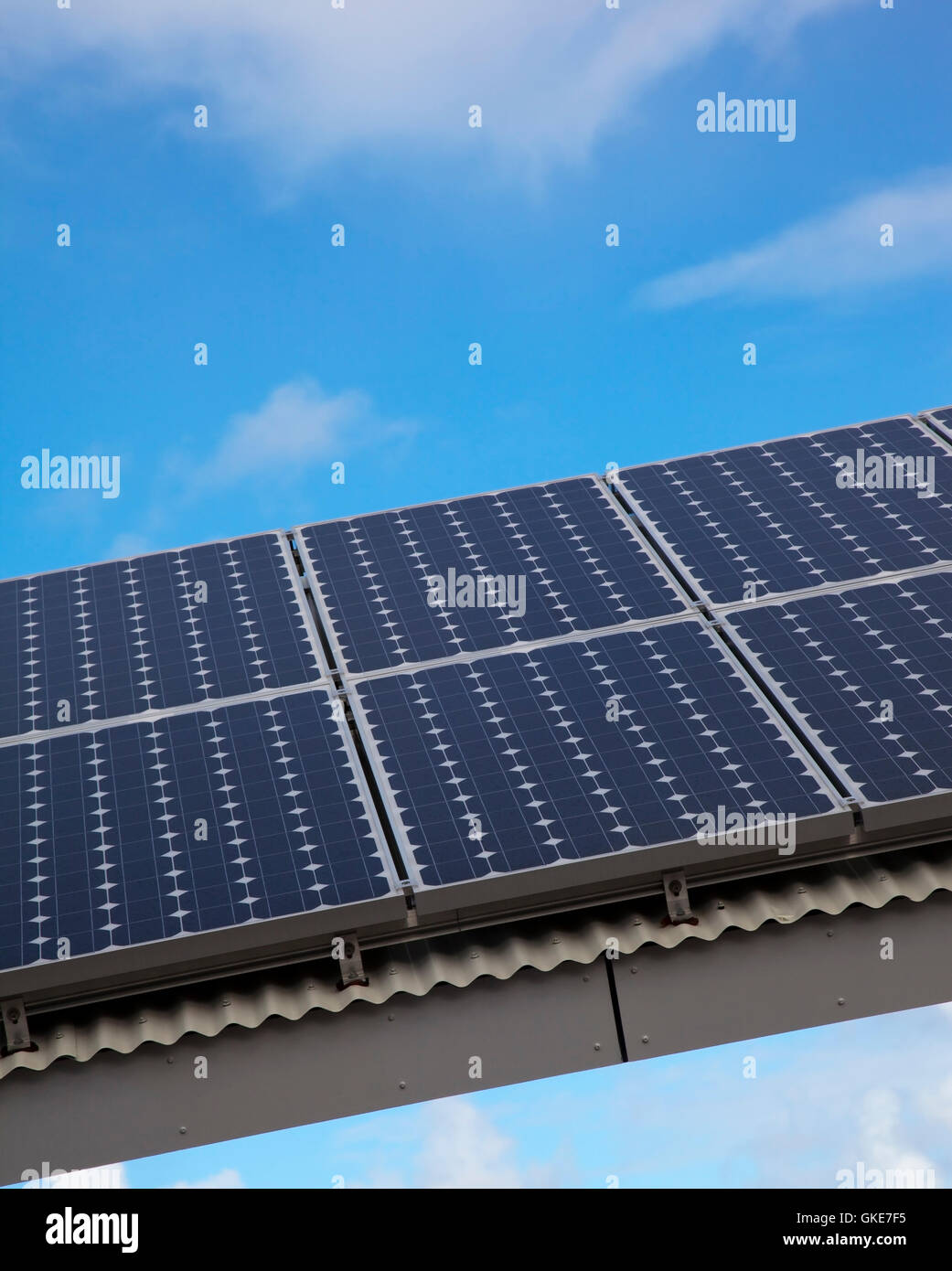Solar-Panel gegen blauen Himmel Stockfoto