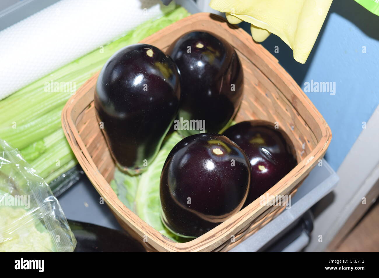 Korb mit Auberginen Stockfoto