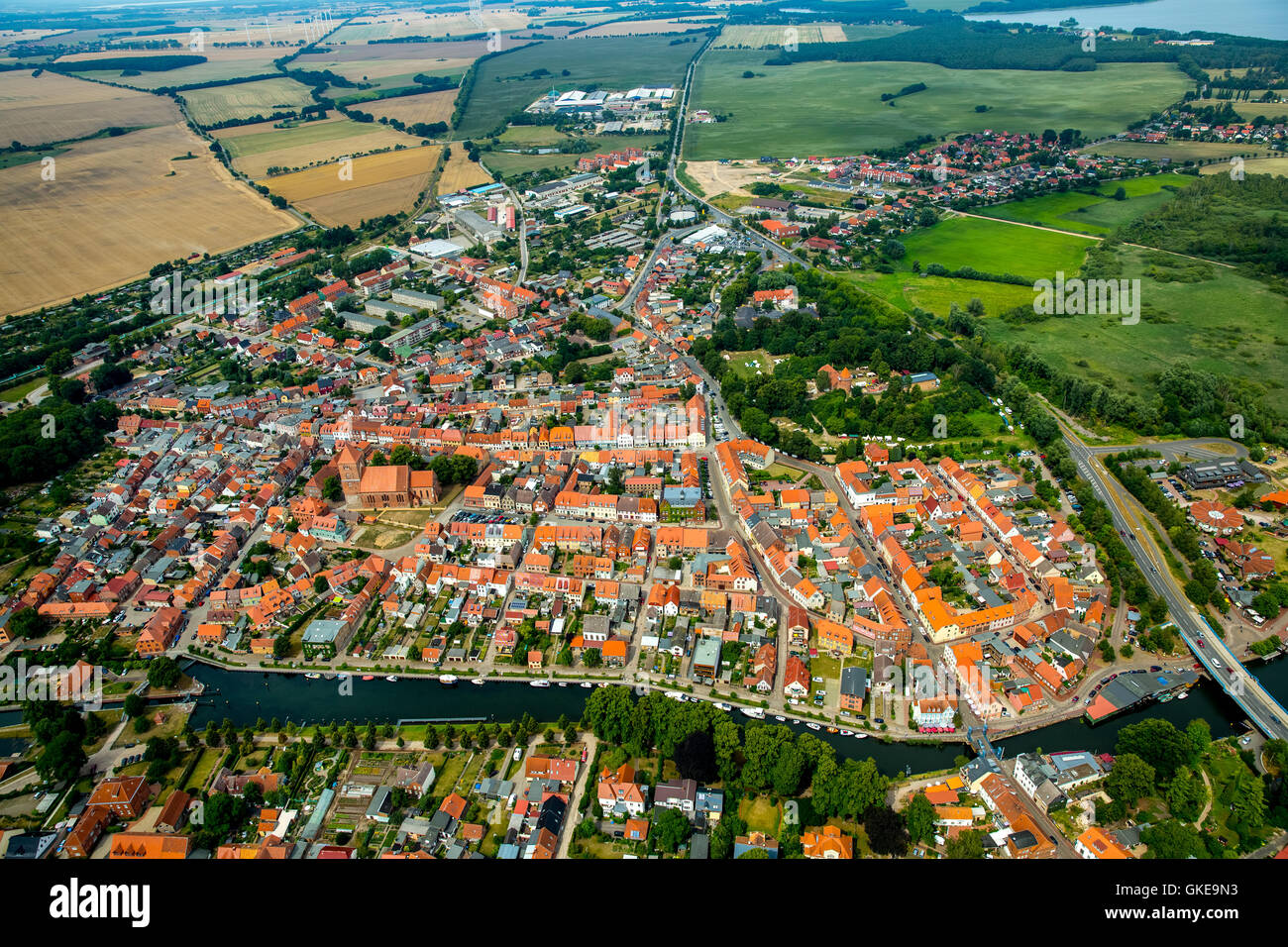Luftaufnahme, Zentren Elde Müritz Wasserstraße in Stadt mit Bundesstraße 103, Plau, Mecklenburger Seenplatte, Stockfoto