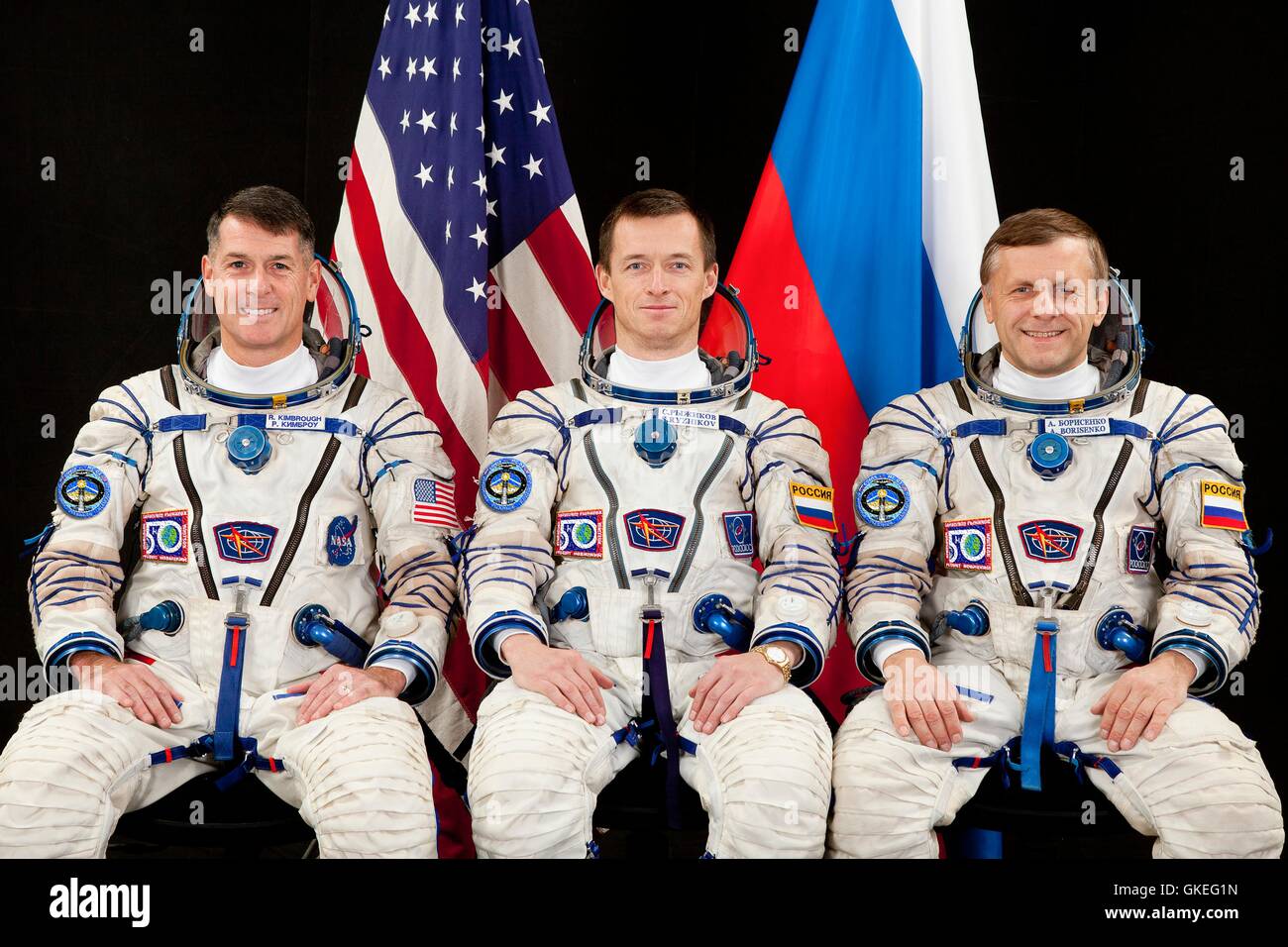 Mitglieder der internationalen Raumstation ISS-Expedition 49; NASA-Astronaut Shane Kimbrough (links), zusammen mit russischen Kosmonauten Sergey Ryzhikov (Mitte) und Andrey Borisenko (rechts) in ihrer russischen Orlan-Raumanzug 14. Oktober 2015 in Star City, Russland. Stockfoto