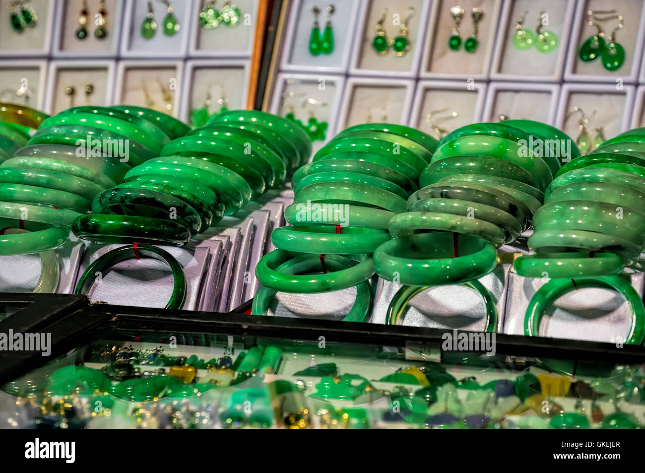 Jade Schmuck zum Verkauf an der Temple Street, Hongkong, China. Stockfoto