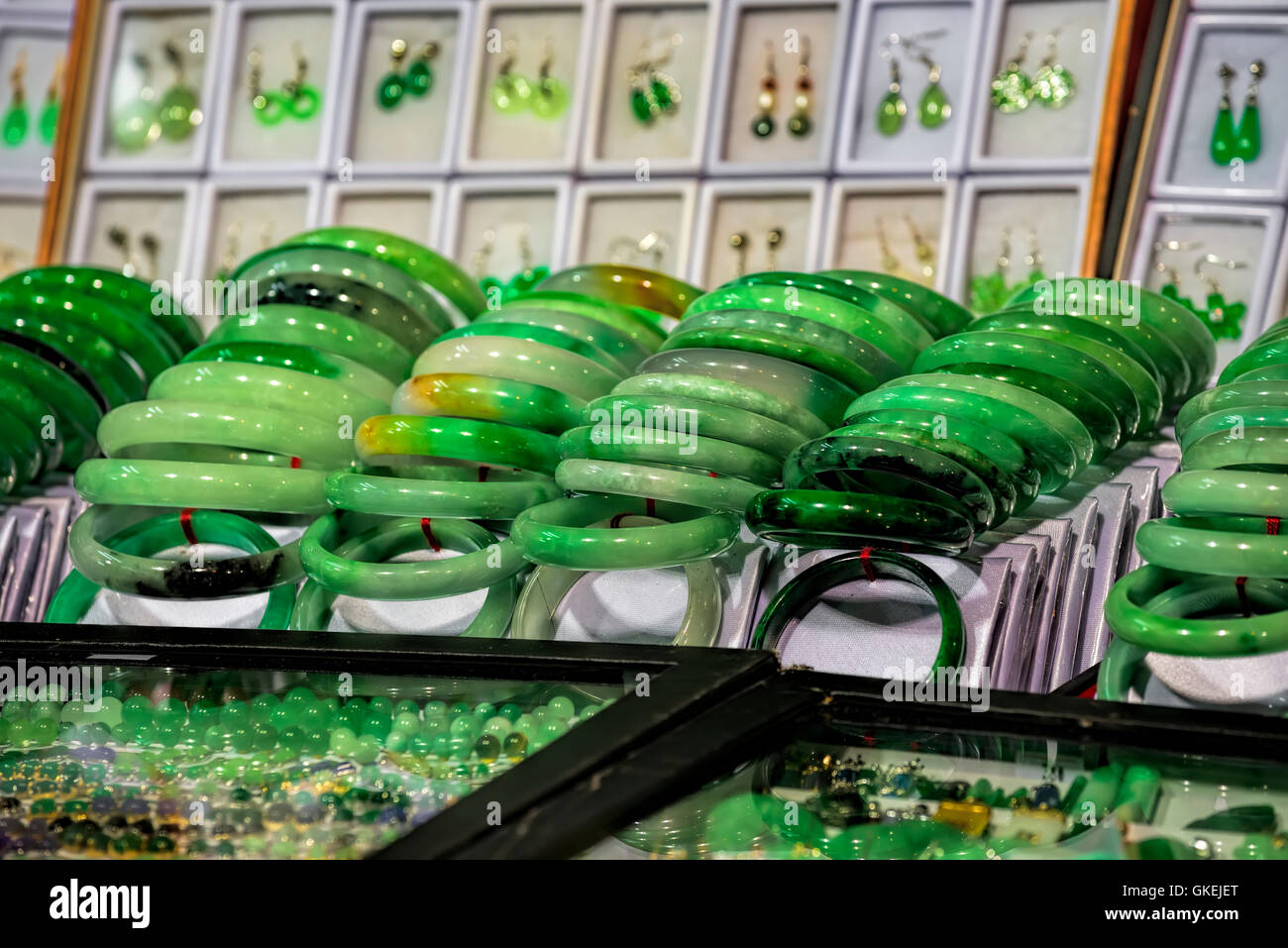 Jade Schmuck zum Verkauf an der Temple Street, Hongkong, China. Stockfoto