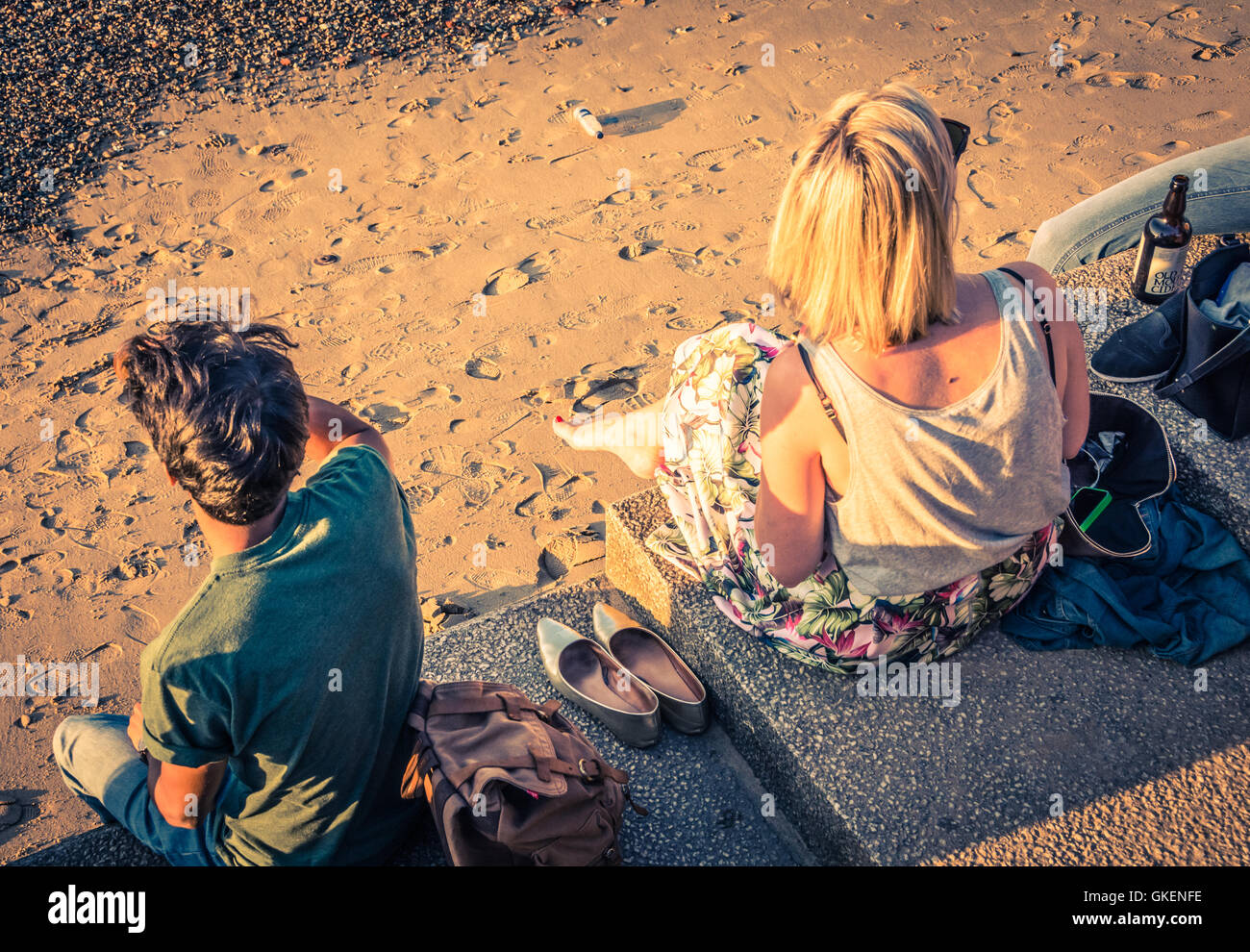 Junge Menschen genießen die Sommersonne auf der Londoner Bankside außerhalb der Tate Modern Art gallery Stockfoto