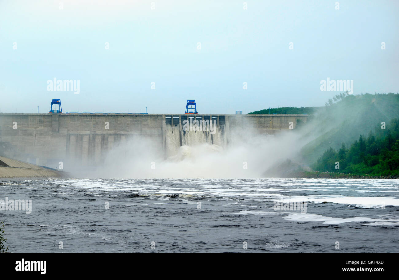 Wasserkraftwerk Bureya während die Notentriegelung von Wasser aus dem reservoir Stockfoto