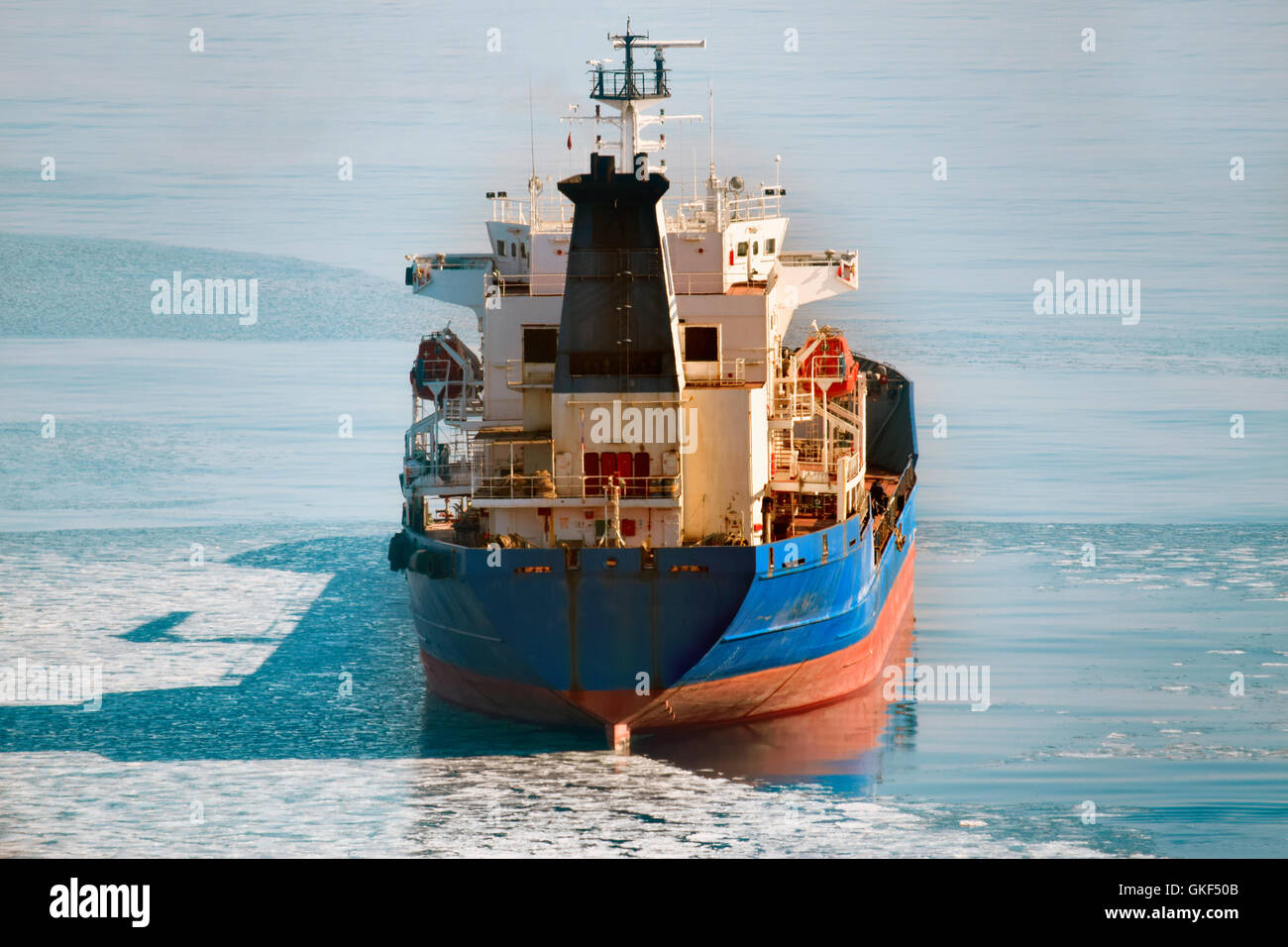 Frachtschiff auf dem Eismeer im winter Stockfoto