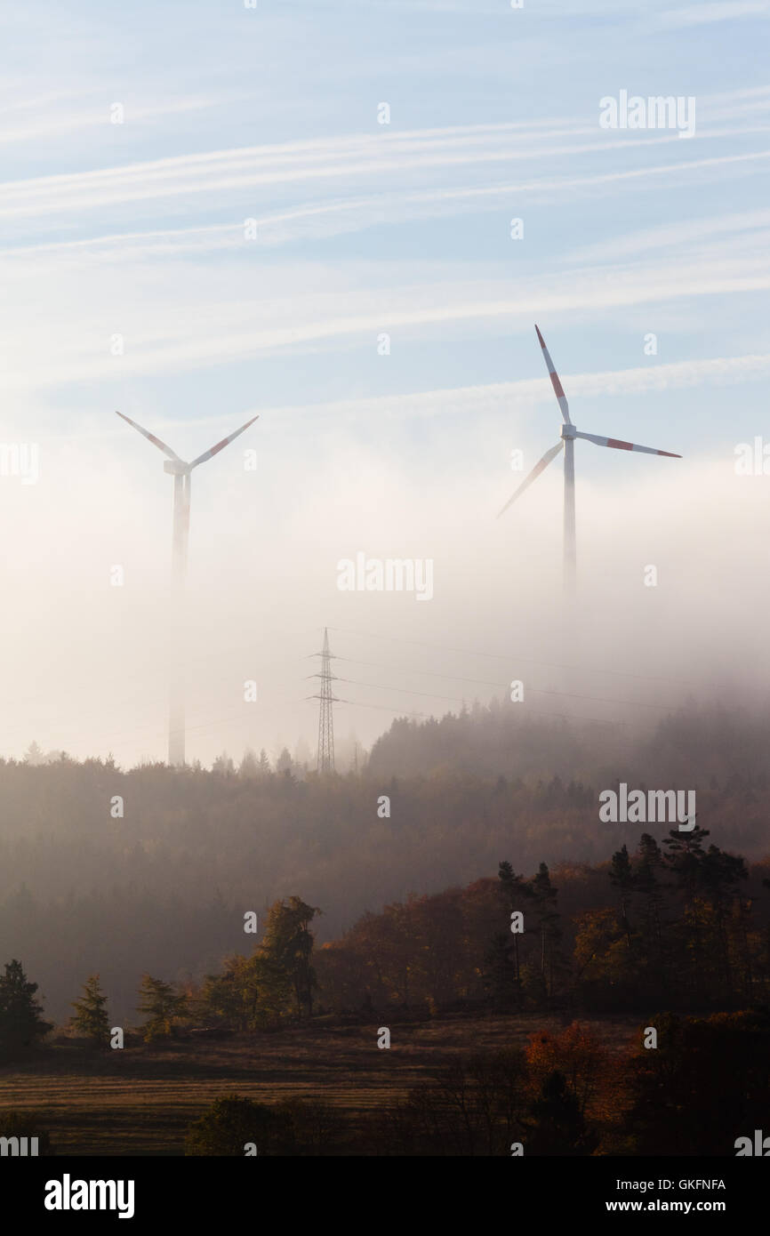 Windkraftanlagen im Nebel Stockfoto