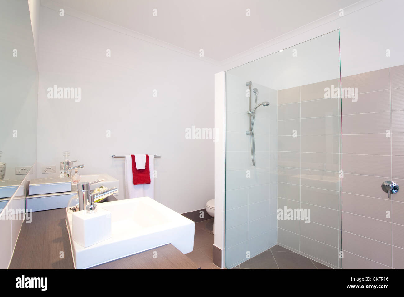 Badezimmer in moderne Stadthaus Stockfoto