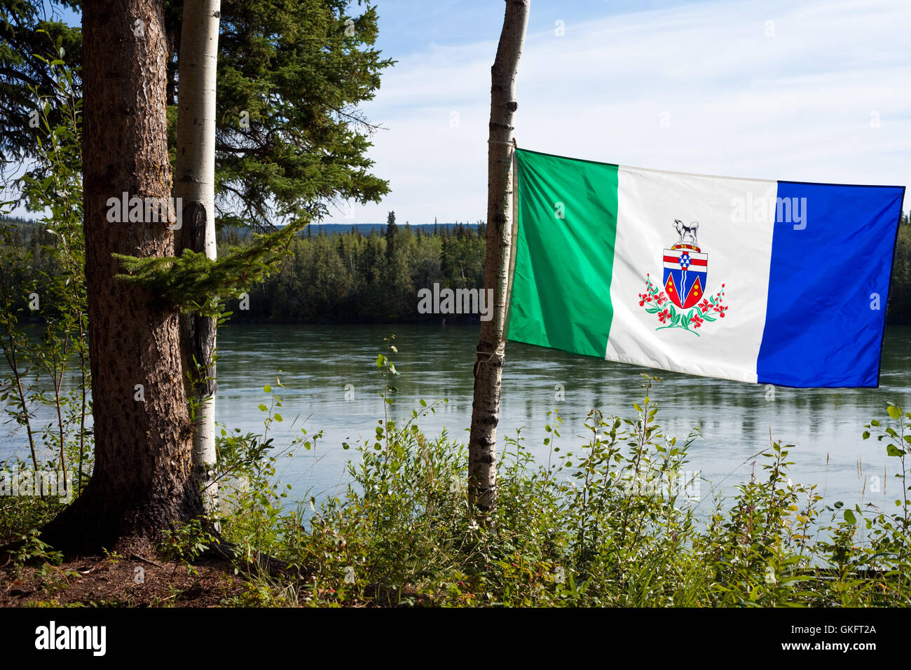 Yukon-Flagge vor Yukon River Stockfoto