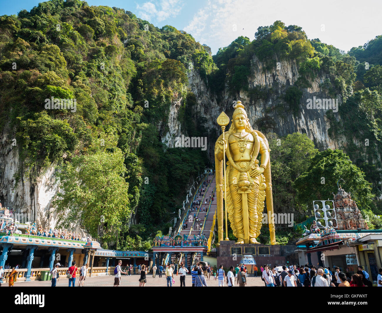 KUALA LUMPUR, MALAYSIA - MAR 1: Touristische und Lord Murugan Statue vor die Batu Höhle Eingang am 1. März 2016 in Kuala Lumpur Stockfoto
