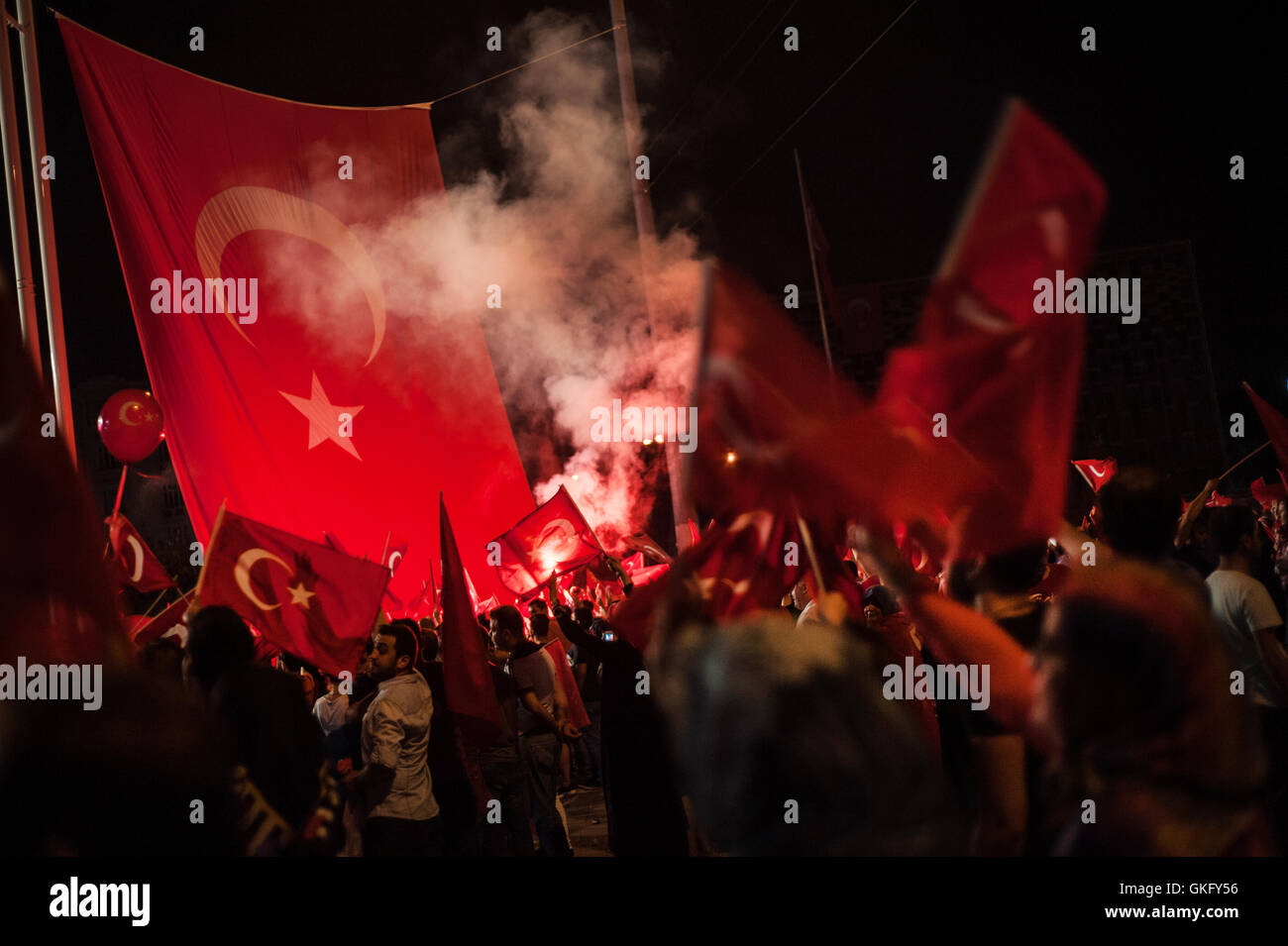 Tausende Anhänger der Pro türkische Regierung Rallye und feiern nach einem fehlgeschlagenen Putschversuch Istanbul Türkei Stockfoto