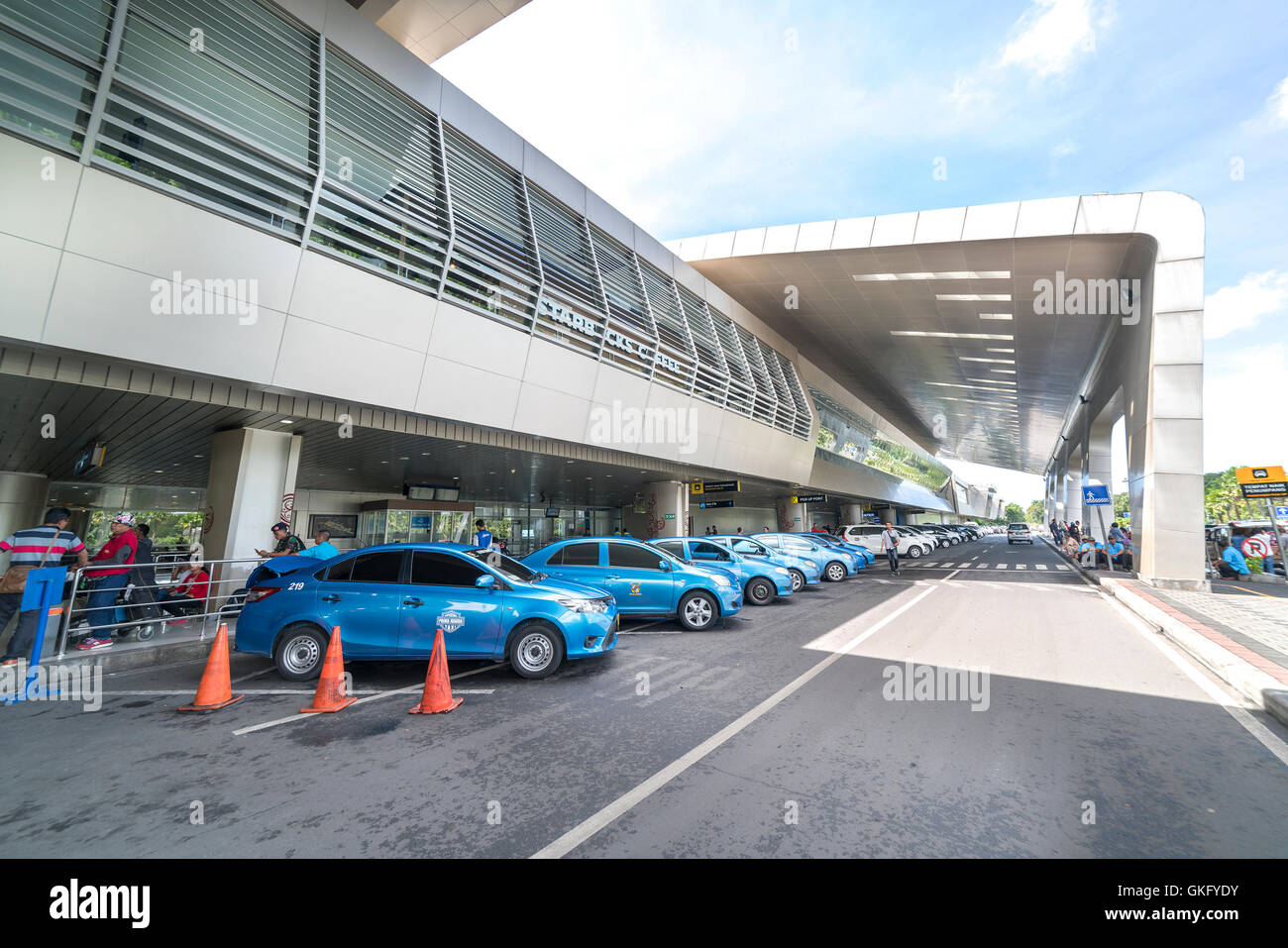 SURABAYA, Indonesien - 21. Juli 2016: Taxi Parkplätze warten auf Kunden außerhalb Flughafen Surabaya, Indonesien. Stockfoto