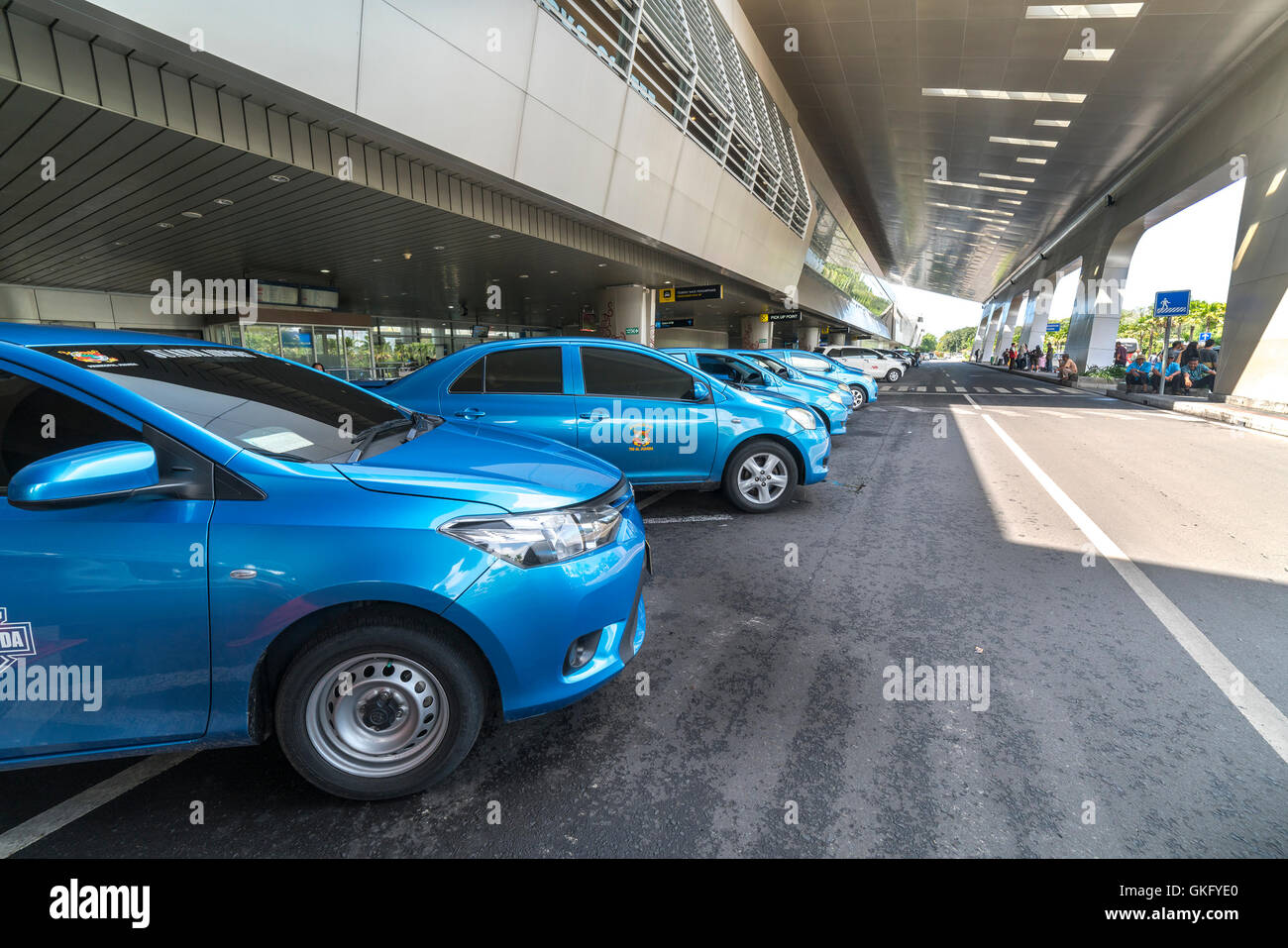 SURABAYA, Indonesien - 21. Juli 2016: Taxi Parkplätze warten auf Kunden außerhalb Flughafen Surabaya, Indonesien. Stockfoto