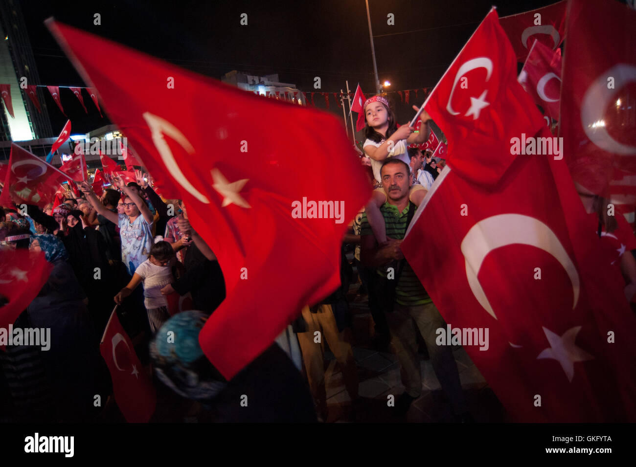 Tausende Anhänger der türkischen Regierung pro Rallye um den gescheiterten Putschversuch des 15. Juli 2016 feiern Istanbul Türkei Stockfoto