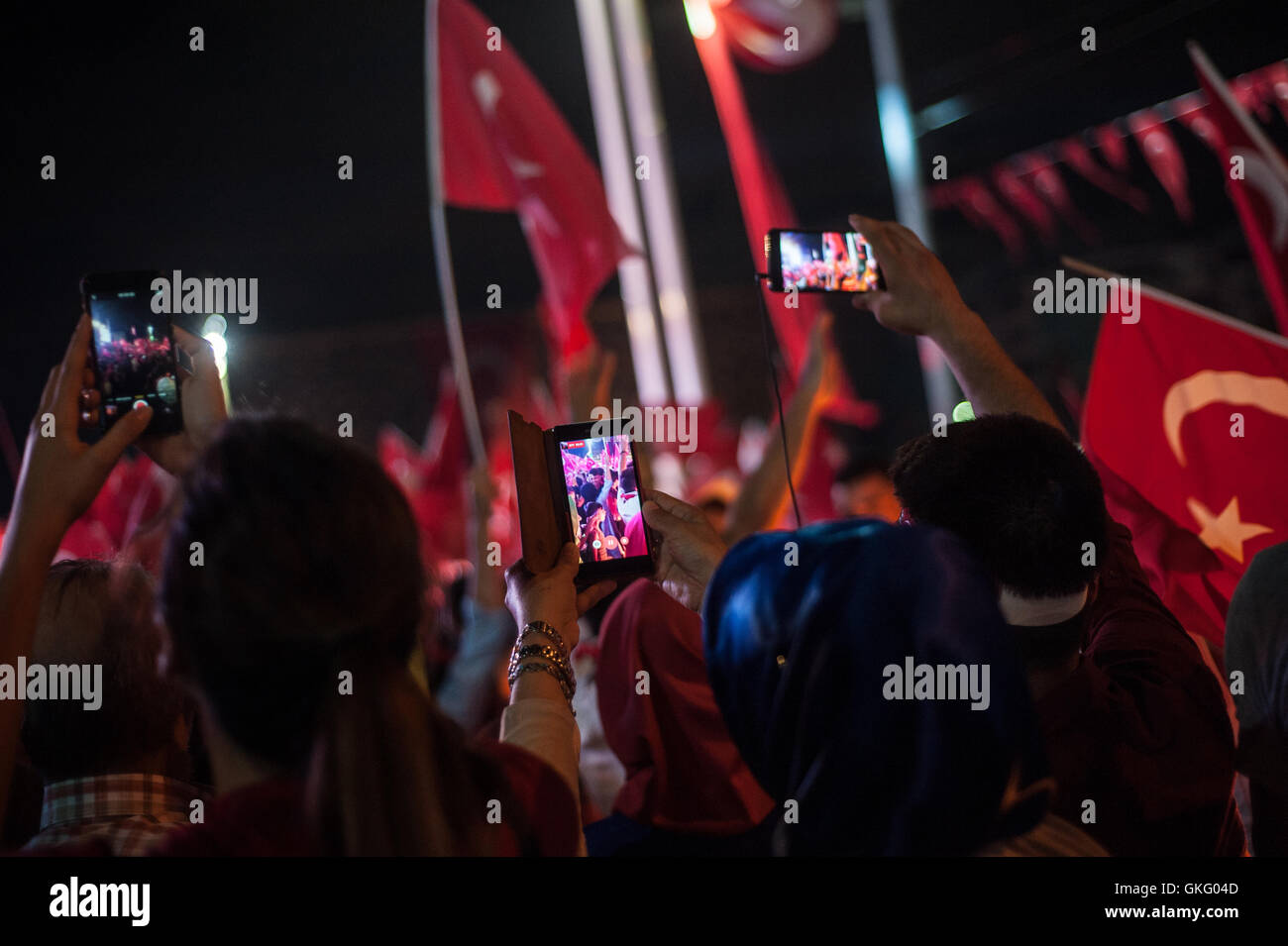 Handy-Fotografie an pro Akp türkische Regierung Rallye feiert einen gescheiterten Putschversuch Istanbul Türkei Stockfoto