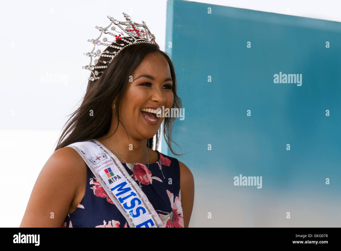 Elizabeth Grant, die am 21st. Juli 2016 in der Southport Floral Hall den Titel Miss England gewann, posiert bei der diesjährigen Gold Award Large Garden Gewinnerin Stockfoto