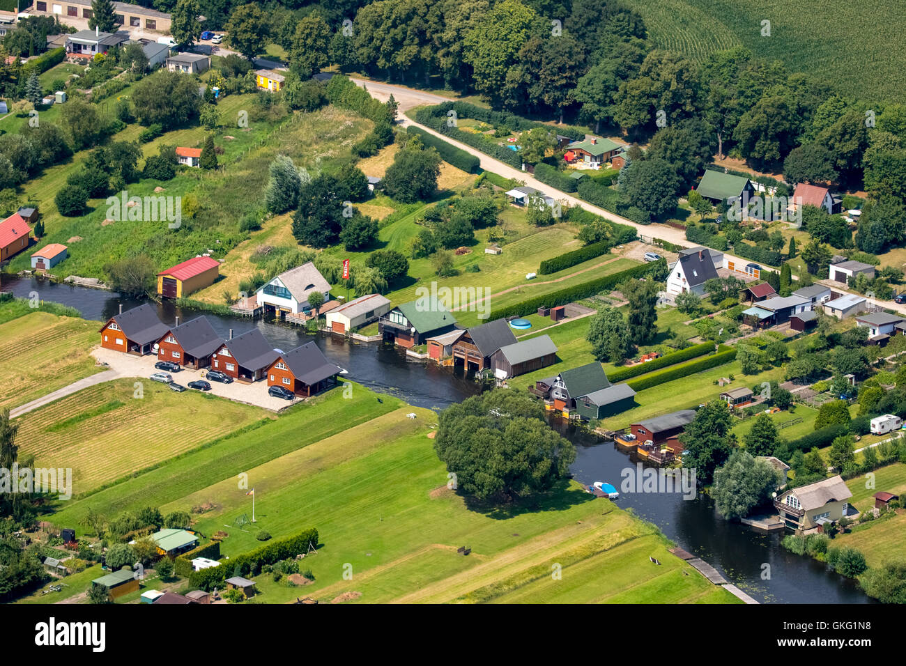 Antenne zu sehen, bunte Bootshäuser auf der Peene, Neukalen, Mecklenburgische Seenplatte, Mecklenburgische Schweiz, Mecklenburgische Seenlandschaft Stockfoto Antenne zu sehen, bunte Bootshäuser auf der Peene, Neukalen, Mecklenburgische Seenplatte, Mecklenburgische Schweiz, Mecklenburgische Seenlandschaft Stockfoto