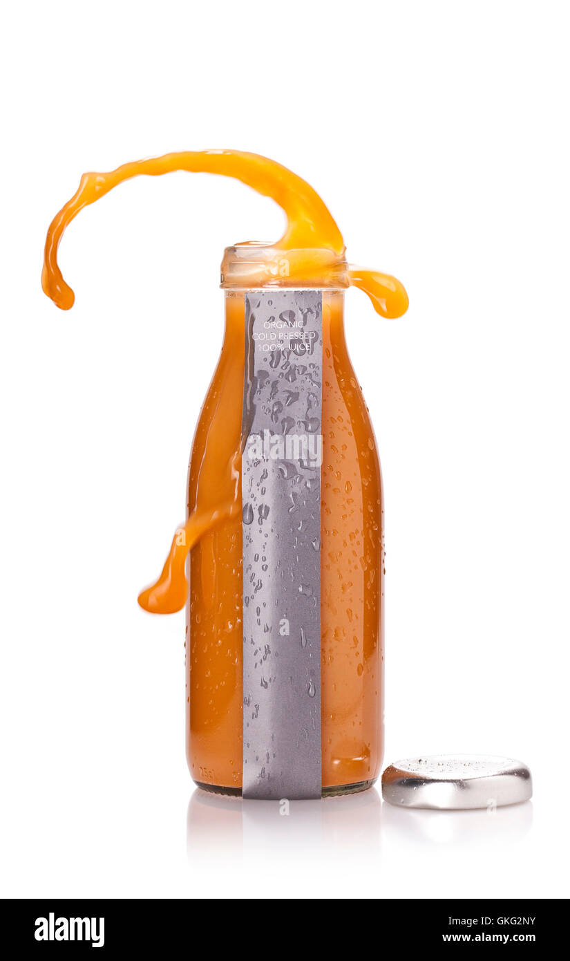 Flasche saftige orange Flüssigkeit mit leere Beschriftung und knallte Cap isoliert auf weißem Hintergrund Stockfoto