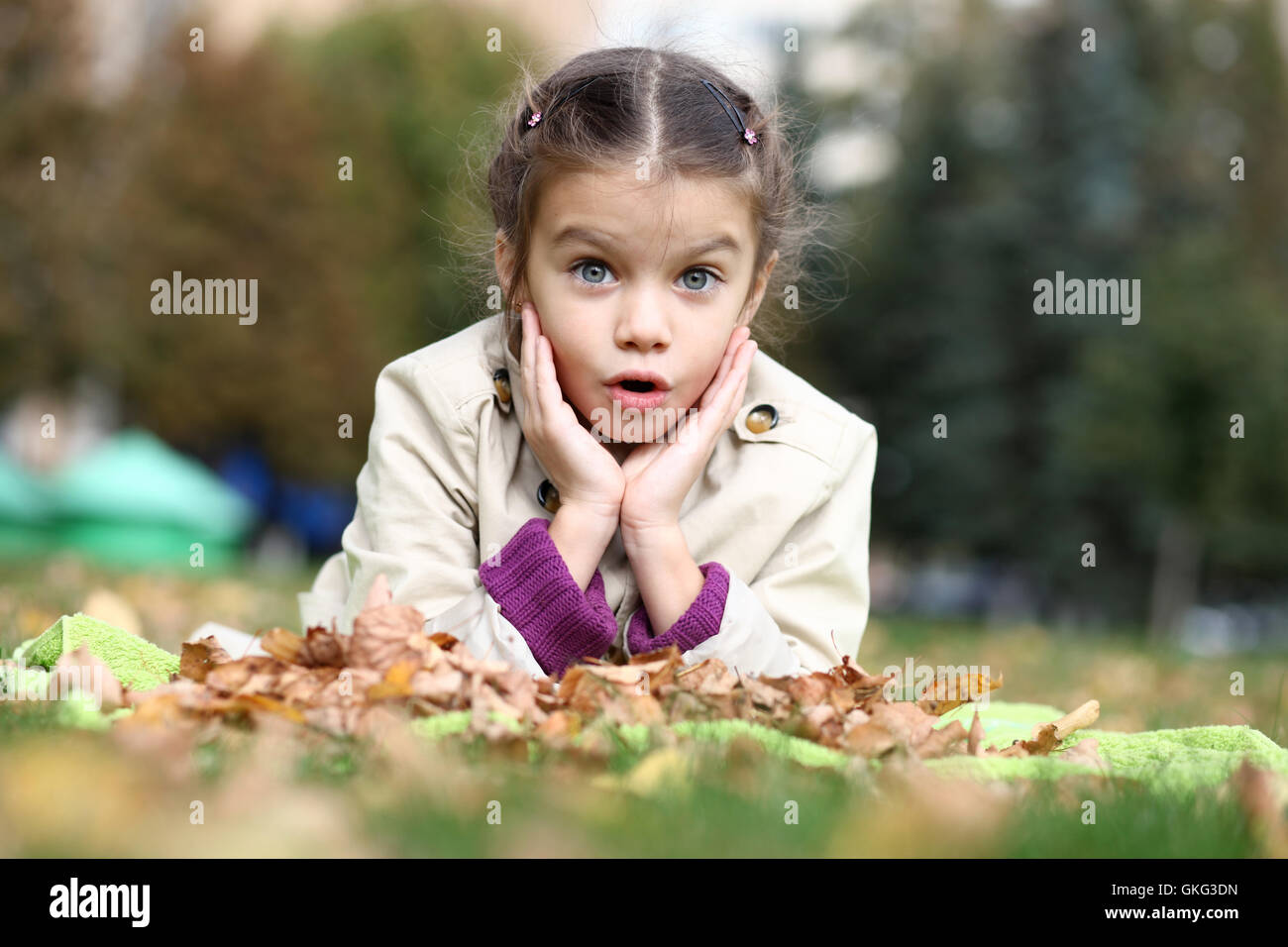 kleines Mädchen im Herbst park Stockfoto