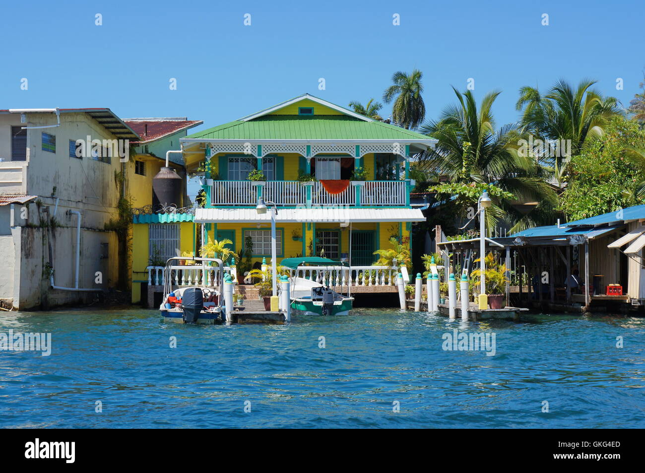 Karibik Haus am Wasser mit Booten am Dock, Panama, Mittelamerika Stockfoto