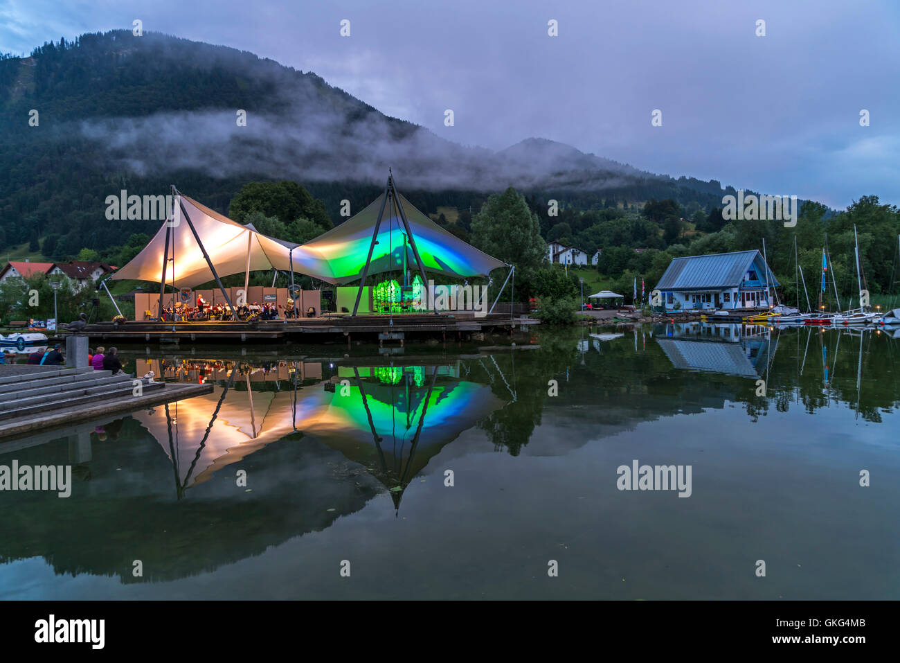 Strand-Konzert auf der Seebühne am großen Alpsee bei Bühl, Immenstadt Im Allgäu, Oberallgäu, Bayern, Deutschland Stockfoto