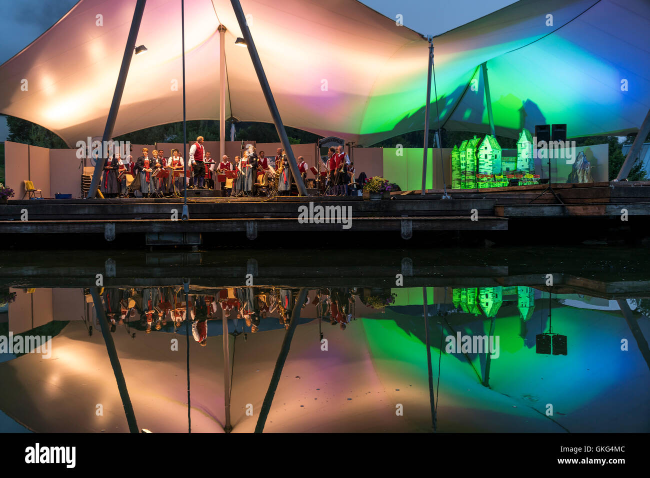 Strand-Konzert auf der Seebühne am großen Alpsee bei Bühl, Immenstadt Im Allgäu, Oberallgäu, Bayern, Deutschland Stockfoto