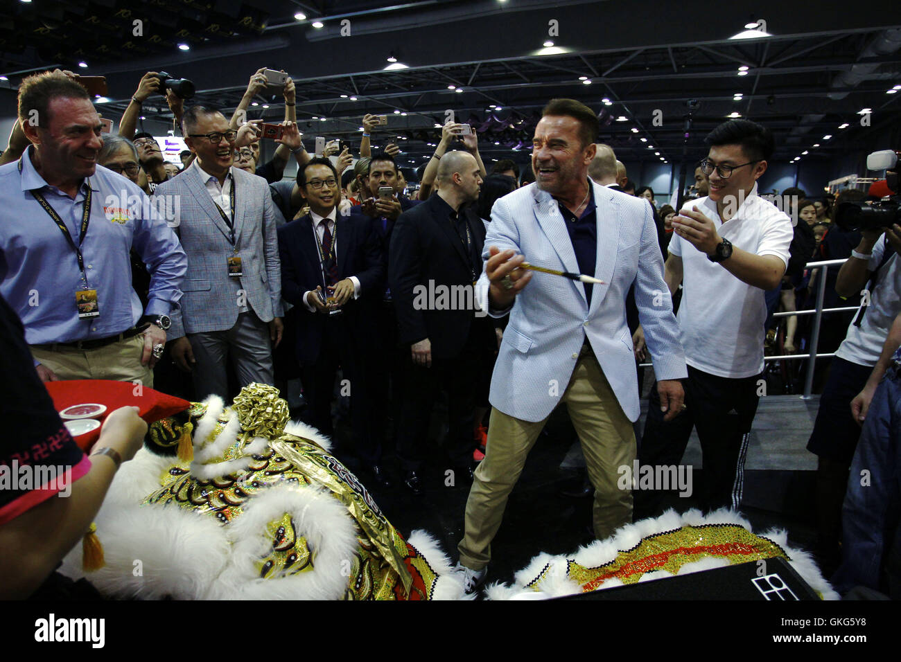 Hong Kong. 20. August 2016. Ehemaliger Gouverneur von Kalifornien und Hollywood-Superstar, Arnold Schwartzenegger in aufgeregt Stimmung nach dass die Dummy-chinesische Löwen nach einem chinesischen Ritual für den feierlichen Anlass gesegnet. Schwartzenegger eröffnet ARNOLD CLASSIC Asien, heute in Hong Kong, ein zwei Tage Sport-Spektakel wo Wettbewerb und Förderung des gesunden, sportlichen Lebensstil ist das Hauptthema der Veranstaltung. 20. August 2016. Hong Kong. 20. August 2016. Liau Chung Ren/ZUMA Credit: Liau Chung Ren/ZUMA Draht/Alamy Live-Nachrichten Stockfoto