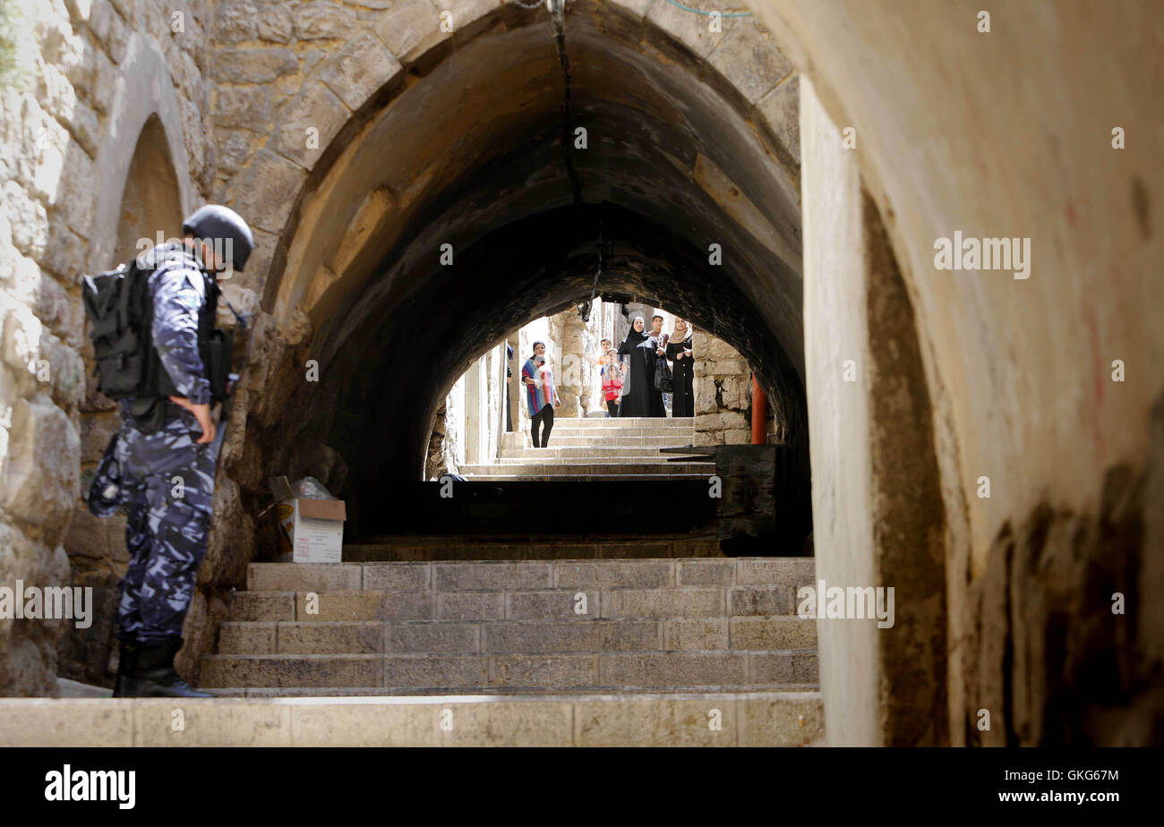 Nablus, Westjordanland, Palästinensische Gebiete. 19. August 2016. Mitglieder der palästinensischen Sicherheitskräfte nehmen Stellung bei einer Razzia im Zuge der Auseinandersetzungen mit palästinensischen bewaffneten in der Altstadt von Westjordanland Stadt von Nablus, 19. August 2016 © Nedal Eshtayah/APA Bilder/ZUMA Draht/Alamy Live News Stockfoto