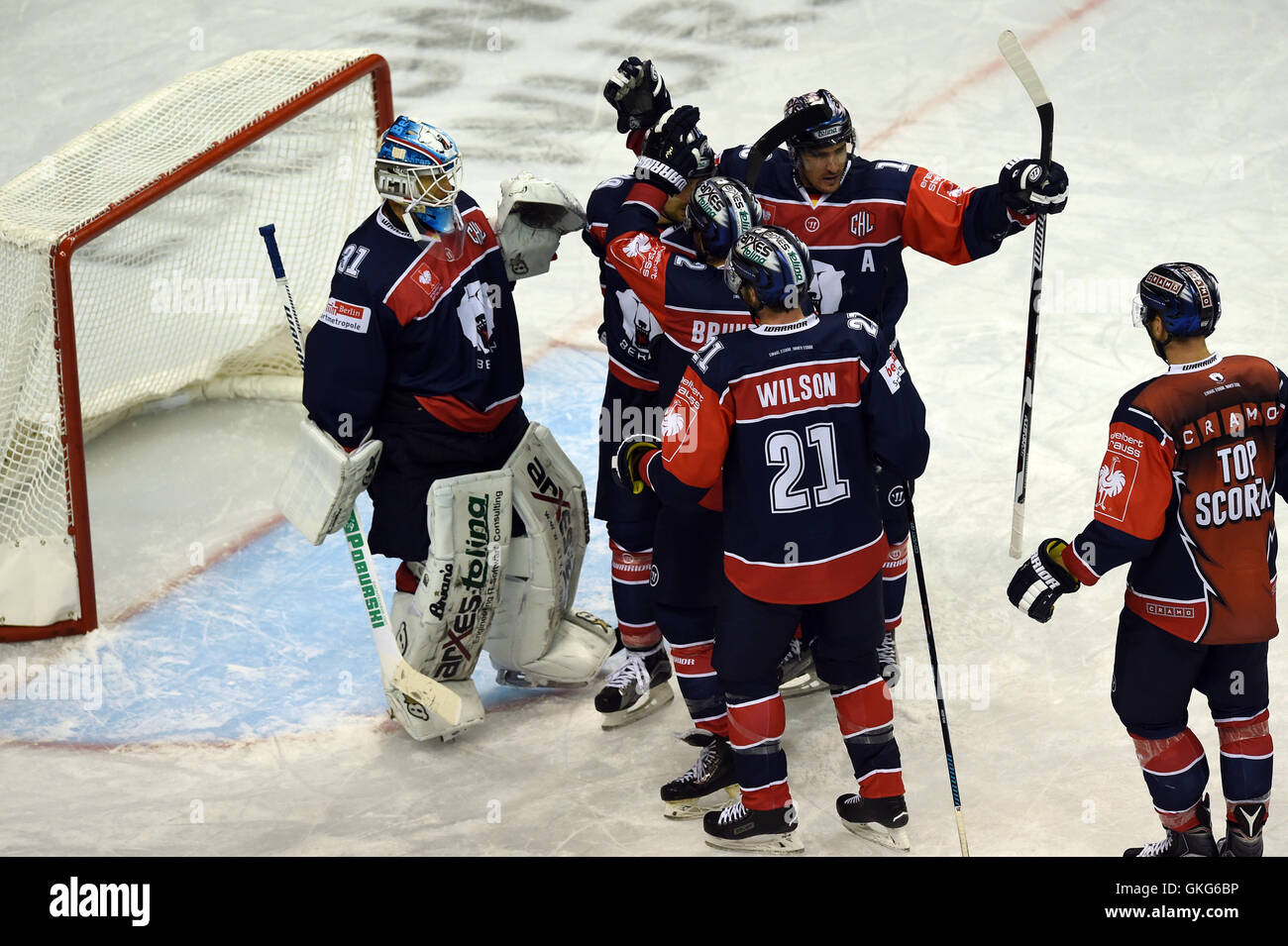 Berlin, Deutschland. 19. August 2016. Berliner Team feiert beim 2:1-Sieg nach Eishockey Gruppenphase der Champions League match zwischen Eisbaeren Berlin und Lulel Hockey HF im Mercedes-Benz-Arena in Berlin, Deutschland, 19. August 2016. Foto: MAURIZIO GAMBARINI/Dpa/Alamy Live News Stockfoto