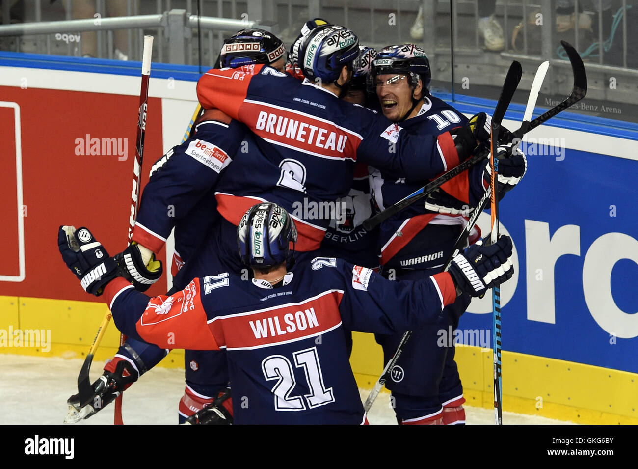 Berlin, Deutschland. 19. August 2016. Berliner Team feiert beim 2:1-Sieg nach Eishockey Gruppenphase der Champions League match zwischen Eisbaeren Berlin und Lulel Hockey HF im Mercedes-Benz-Arena in Berlin, Deutschland, 19. August 2016. Foto: MAURIZIO GAMBARINI/Dpa/Alamy Live News Stockfoto