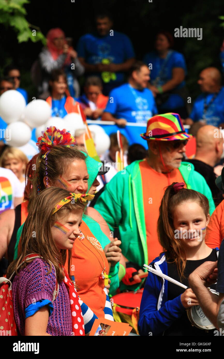 Swindon, UK 20. August 2016. Man feiert das jährliche LGBT Festival. Daniel Crawford/Alamy Live-Nachrichten Stockfoto