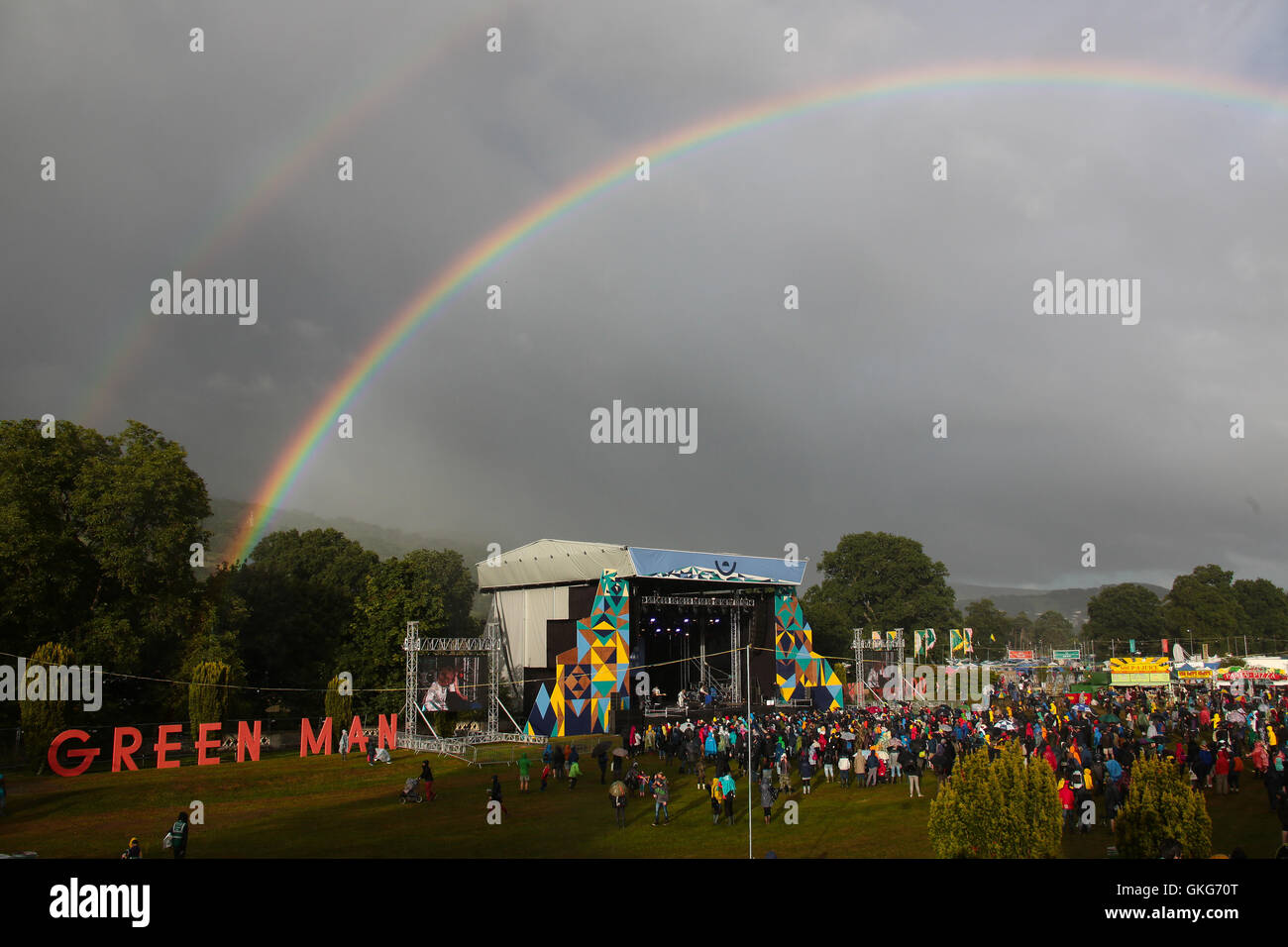 Brecon Beacons, Wales, UK. 19. August 2016. Ein Regenbogen erscheint über der Bergetappe am Tag Regen und Sonnenschein beim 2016 Grüner Mann Festival in den Brecon Beacons in South Wales Credit: Roger Garfield/Alamy Live News Stockfoto