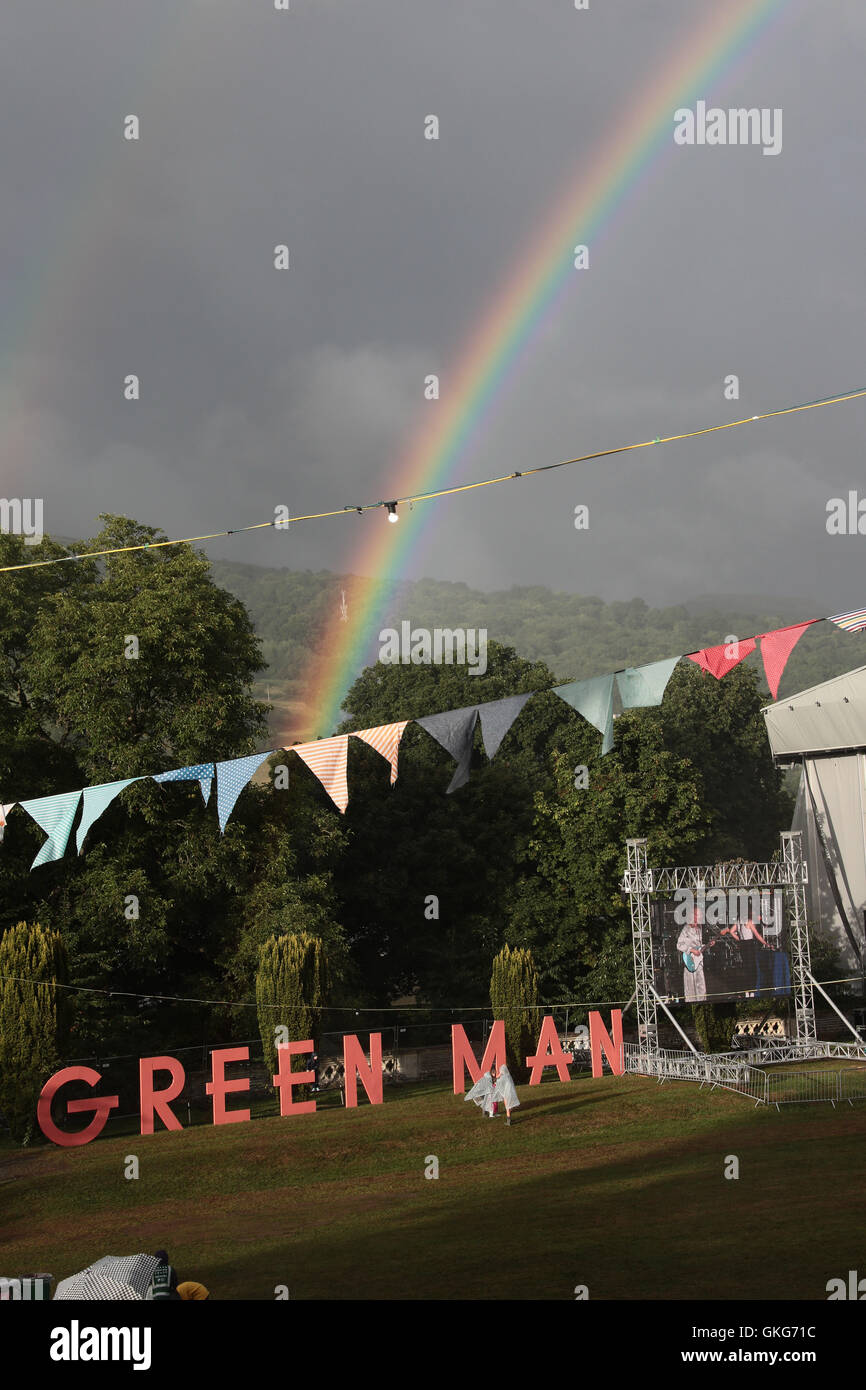 Brecon Beacons, Wales, UK. 19. August 2016. Ein Regenbogen erscheint über der Bergetappe am Tag Regen und Sonnenschein beim 2016 Grüner Mann Festival in den Brecon Beacons in South Wales Credit: Roger Garfield/Alamy Live News Stockfoto