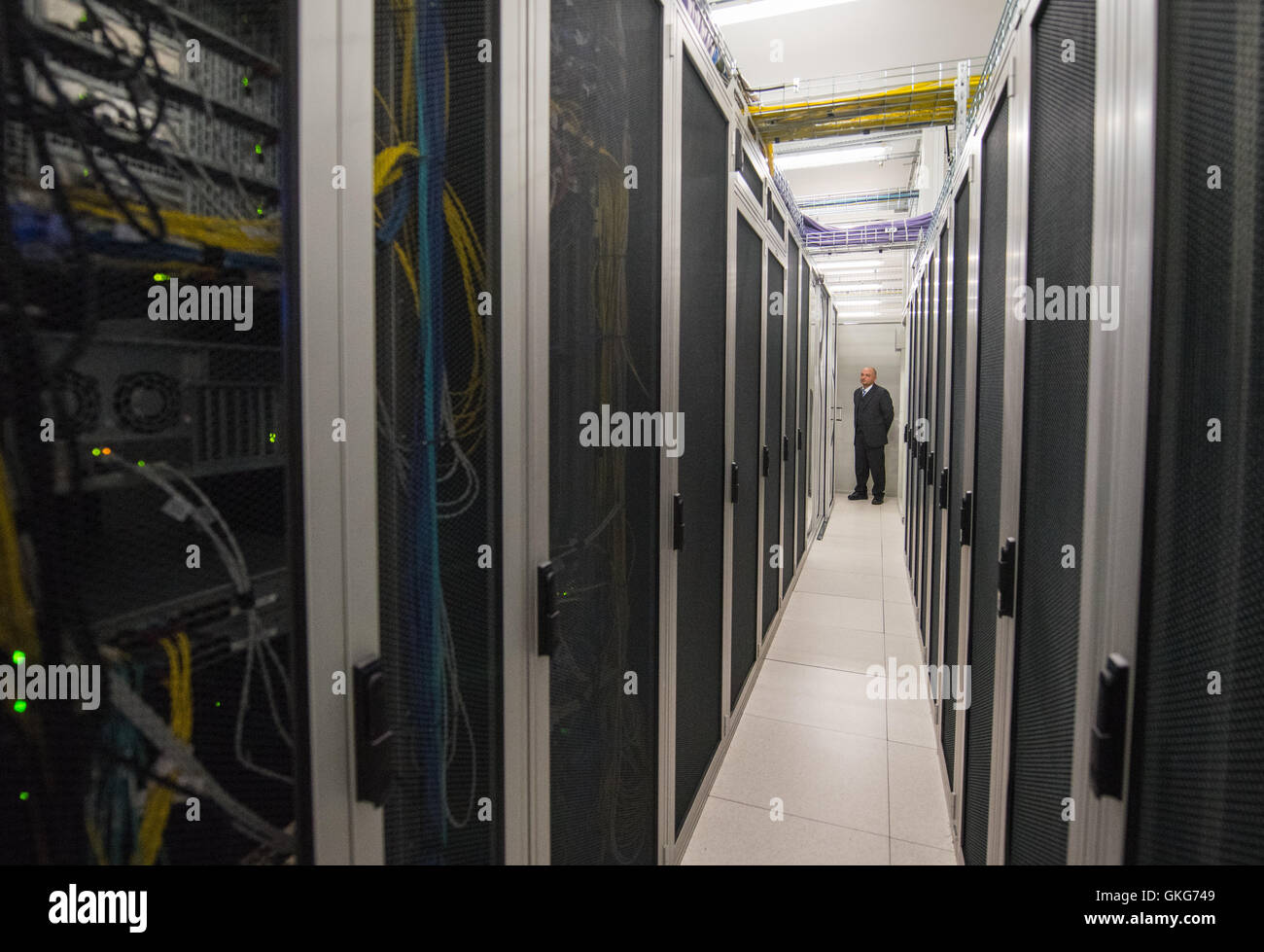 Ein Mitarbeiter, ein Spaziergang durch die gut gesicherte Server-Raum von der Firma DE-CIX in Frankfurt/Main, Deutschland, 15. August 2016. Die Firma DE-CIX unterhält eine Internet-Juction mit der weltweit höchsten Datenverkehr in Frankfurt/Main. Foto: ANDREAS ARNOLD/dpa Stockfoto