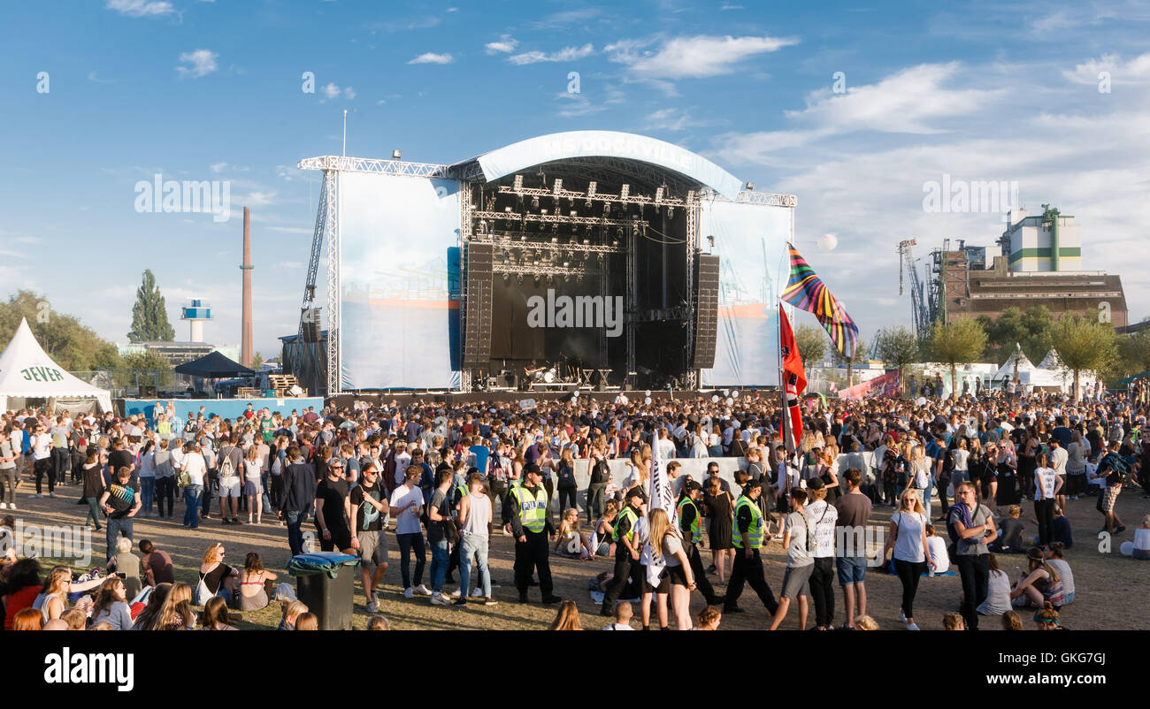 Die Hauptbühne auf dem Dockville Festival in Hamburg, Deutschland, 19. August 2016. Das 10. Dockville Festival in Hamburg-Wilhelmsburg dauert bis zum 21. August 2016. Foto: MARKUS SCHOLZ/dpa Stockfoto