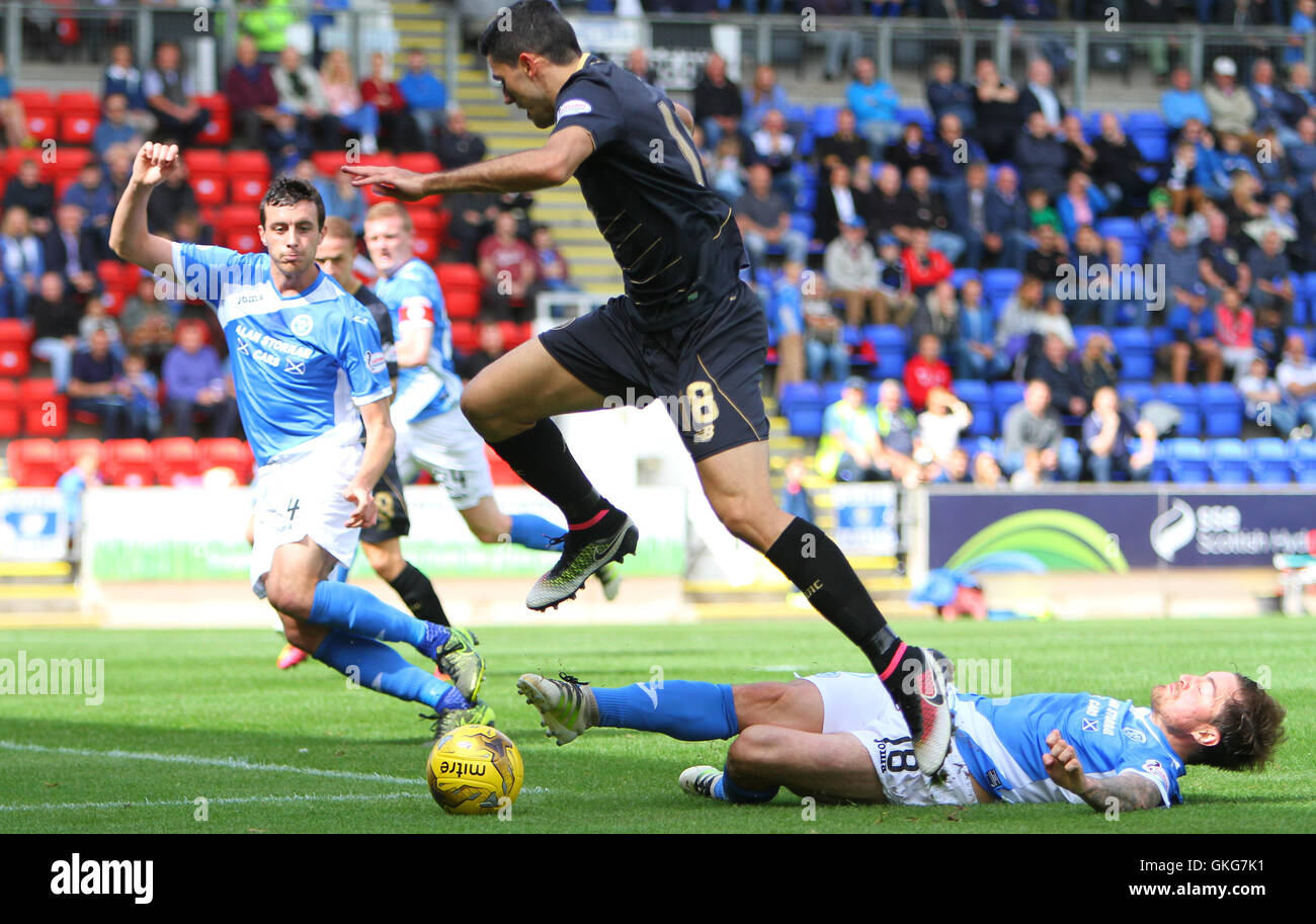 McDiarmid Park, Perth, Schottland. 20. August 2016. Scottish Premier League Fußball. St. Johnstone vs. Celtic. Tom Rogic springt der Bewältigung von Paul Paton Credit: Action Plus Sport/Alamy Live News Stockfoto