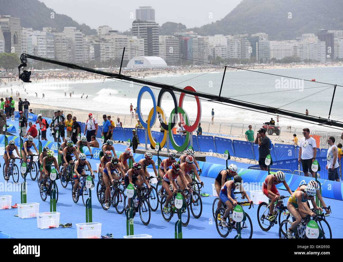 Rio De Janeiro Brasilien August 16 Athleten Zyklus Wahrend Der Frauen Triathlon Der Rio 16 Olympischen Spiele Fort Copacabana In Rio De Janeiro Brasilien August 16 Foto Sebastian Kahnert Dpa Alamy Live News Stockfotografie