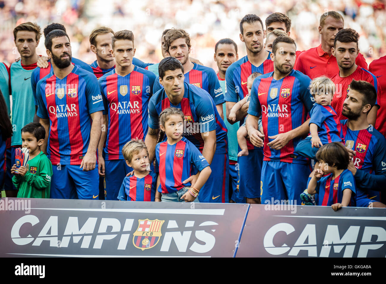 Barcelona, Katalonien, Spanien. 20. August 2016. Die Spieler des FC Barcelona und einige ihrer Kinder darstellen, mit dem Cup für der letzte spanische Liga vor der ersten BBVA-League-Spiel zwischen FC Barcelona und Real Madrid im Camp Nou Stadion in Barcelona Credit Saison 2016/17: Matthias Oesterle/ZUMA Draht/Alamy Live News Stockfoto