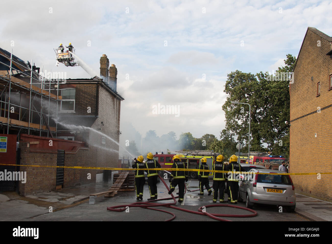 Ilford, London, UK. 20. August 2016. sechs Feuerwehrfahrzeuge und eine Höhe-Plattform und rund 30 Feuerwehrleute in Angriff genommen ein Feuer in einem Hotel, renoviert in Cranbrook Road in Ilford, das Feuer führte im nahe gelegenen Straßen für den Verkehr gesperrt werden. Das Feuer scheint viel von dem Dach zerstört haben. Es sind angenommen, dass keine Verletzungen als Folge des späten Nachmittag blaze. Eine Untersuchung über die Ursache des Feuers erfolgt durch London Fire Brigade Credit: HOT SHOTS/Alamy Live News Stockfoto