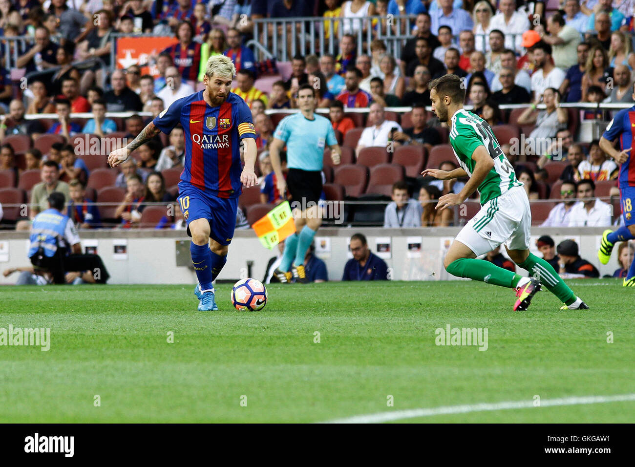 Camp Nou, Barcelona, Spanien. 20. August 2016. La Liga Fußball. Barcelona gegen Real Betis. Messi in Aktion fallenden Pezzella (R) Credit: Action Plus Sport/Alamy Live News Stockfoto