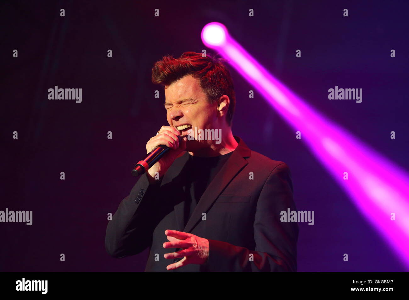 Henley-on-Thames, UK. 20. August 2016. Zurückspulen Süd 80s Music Festival. Musik von Rick Astley Credit: Uwe Deffner/Alamy leben Nachrichten Stockfoto