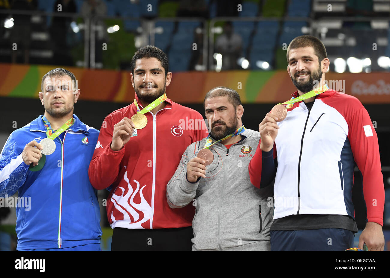 Rio De Janeiro Brasilien 20 August 2016 Turkeis Taha Akgul 2 L Des Irans Nemat Komeil Ghasemi 1 L Ibrahim Saidau Von Belarus 2 R Und Georgiens Geno Petriashvili Besuchen Die Vergabe