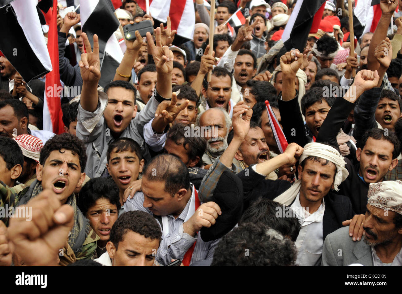 Sanaa, Jemen. 20. August 2016. Menschen Rallye um Unterstützung eines politischen Rates in Sanaa, Jemen, 20. August 2016 zu zeigen. Millionen von Menschen aus allen jemenitischen Gebieten drängten sich Samstag in der Mitte der jemenitischen Hauptstadt Sanaa zu unterstützen und zu segnen die Bildung eines neuen herrschenden politischen Rates unter dem Vorsitz von Huthi-Rebellen und ihre Alliierten mächtigen Partei des ehemaligen Präsidenten Ali Abdullah Saleh. Bildnachweis: Hani Ali/Xinhua/Alamy Live-Nachrichten Stockfoto
