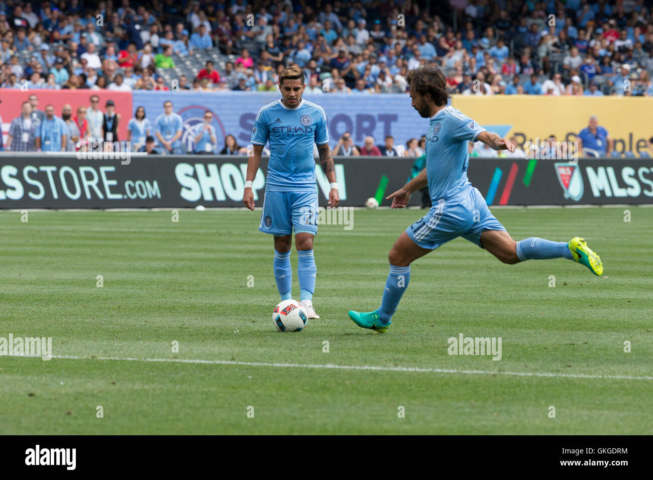 New York, NY USA - 20. August 2016: Andrea Pirlo (21) von New York City FC führt Freistöße während MLS Match gegen Los Angeles Galaxy auf Yankees-Stadion Credit: Lev Radin/Alamy Live-Nachrichten Stockfoto