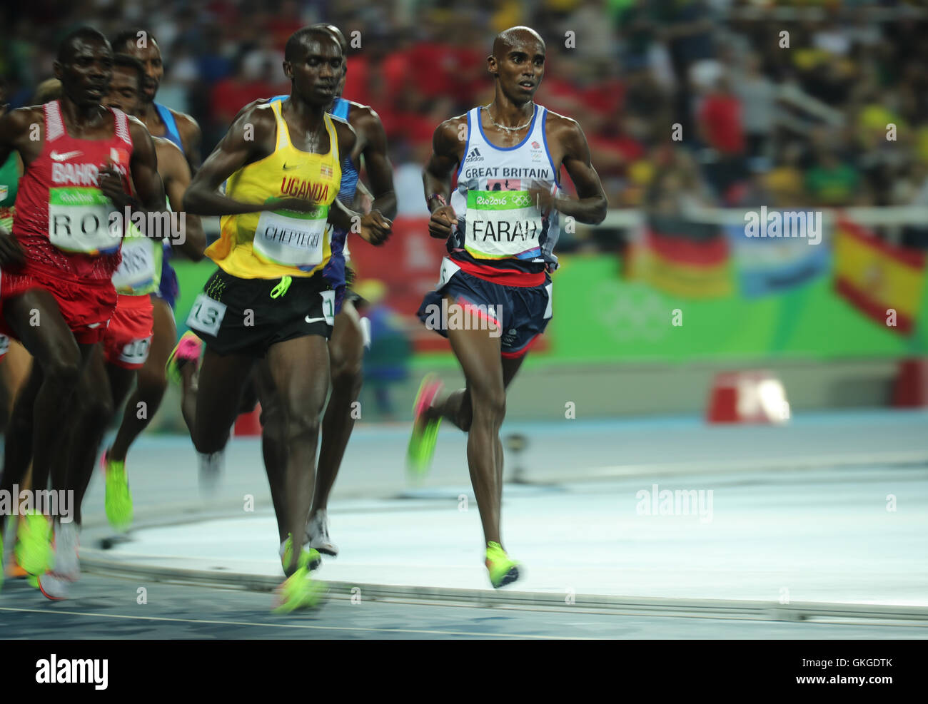 Rio De Janeiro, Brasilien. 20. August 2016. Mohamed Farah (R) of Great Britain konkurriert, die Männer 5000 m Finale der Leichtathletik, Leichtathletik-Veranstaltungen während der Rio 2016 Olympischen Spiele im Olympiastadion in Rio De Janeiro, Brasilien, 20. August 2016 zu gewinnen. Neben ihm laufen Joshua Kiprui Cheptegei von Uganda (C) und Birhanu Balew von Bahrain. Foto: Michael Kappeler/Dpa/Alamy Live News Stockfoto