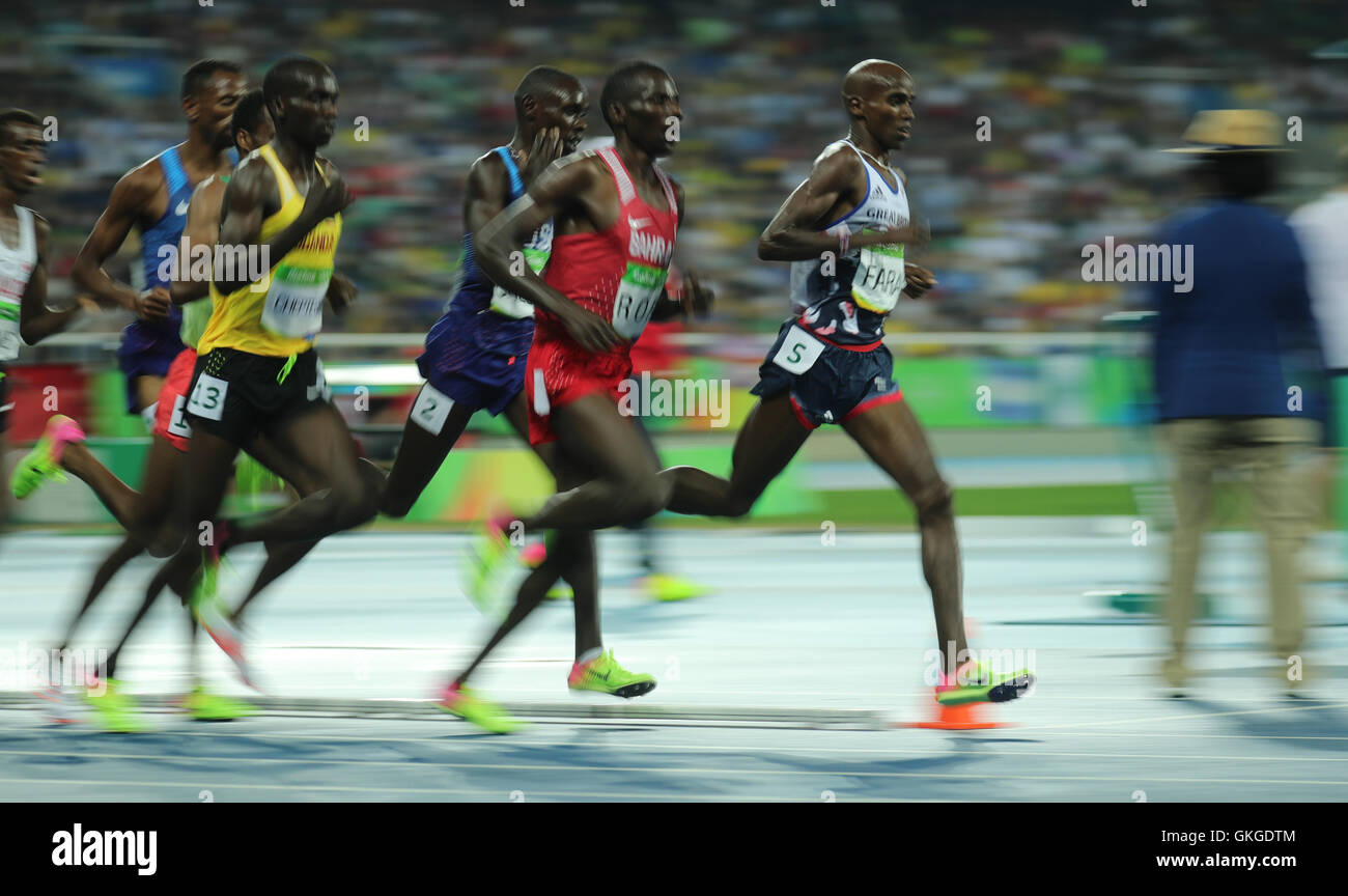 Rio De Janeiro, Brasilien. 20. August 2016. Mohamed Farah (R) of Great Britain konkurriert, die Männer 5000 m Finale der Leichtathletik, Leichtathletik-Veranstaltungen während der Rio 2016 Olympischen Spiele im Olympiastadion in Rio De Janeiro, Brasilien, 20. August 2016 zu gewinnen. Neben ihm ausführen (R-L) Birhanu Balew von Bahrain, Paul Kipkemoi Chelimo der USA und Joshua Kiprui Cheptegei von Uganda. Foto: Michael Kappeler/Dpa/Alamy Live News Stockfoto