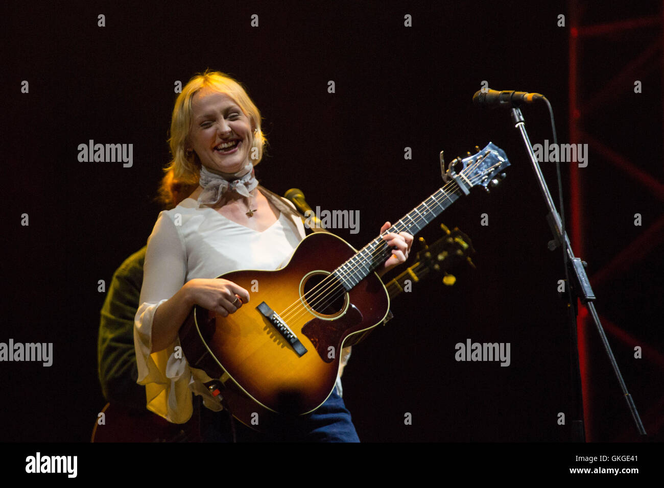 Die Folk-Sängerin Laura Marling tritt am zweiten Tag des Green man Festivals 2016 am 20. August 2016 auf dem Glanusk Estate in Brecon (Wales) auf. Bild: Rob Watkins/Alamy Live News. INFO: Laura Marling ist eine britische Folk-Sängerin und Songwriterin, geboren 1990. Bekannt für ihre poetischen Texte und ihre emotionale Stimme, wurde sie mit Alben wie „Once I Was an Eagle“ und „Song for Our Daughter“ zu einer führenden Figur in der zeitgenössischen Volksmusik. Stockfoto